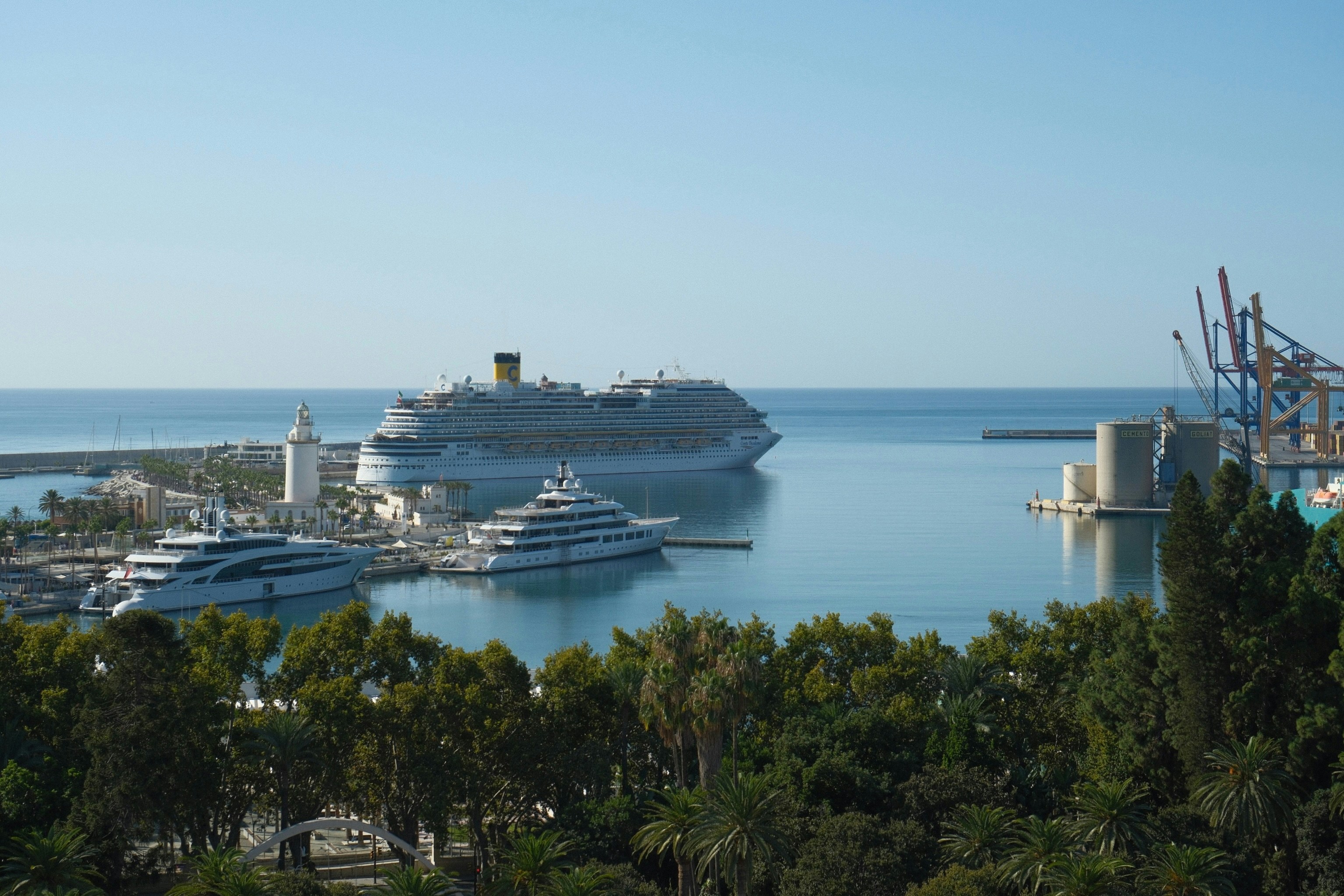 Una grande nave da crociera e yacht attraccavano nel porto di Malaga, Spagna