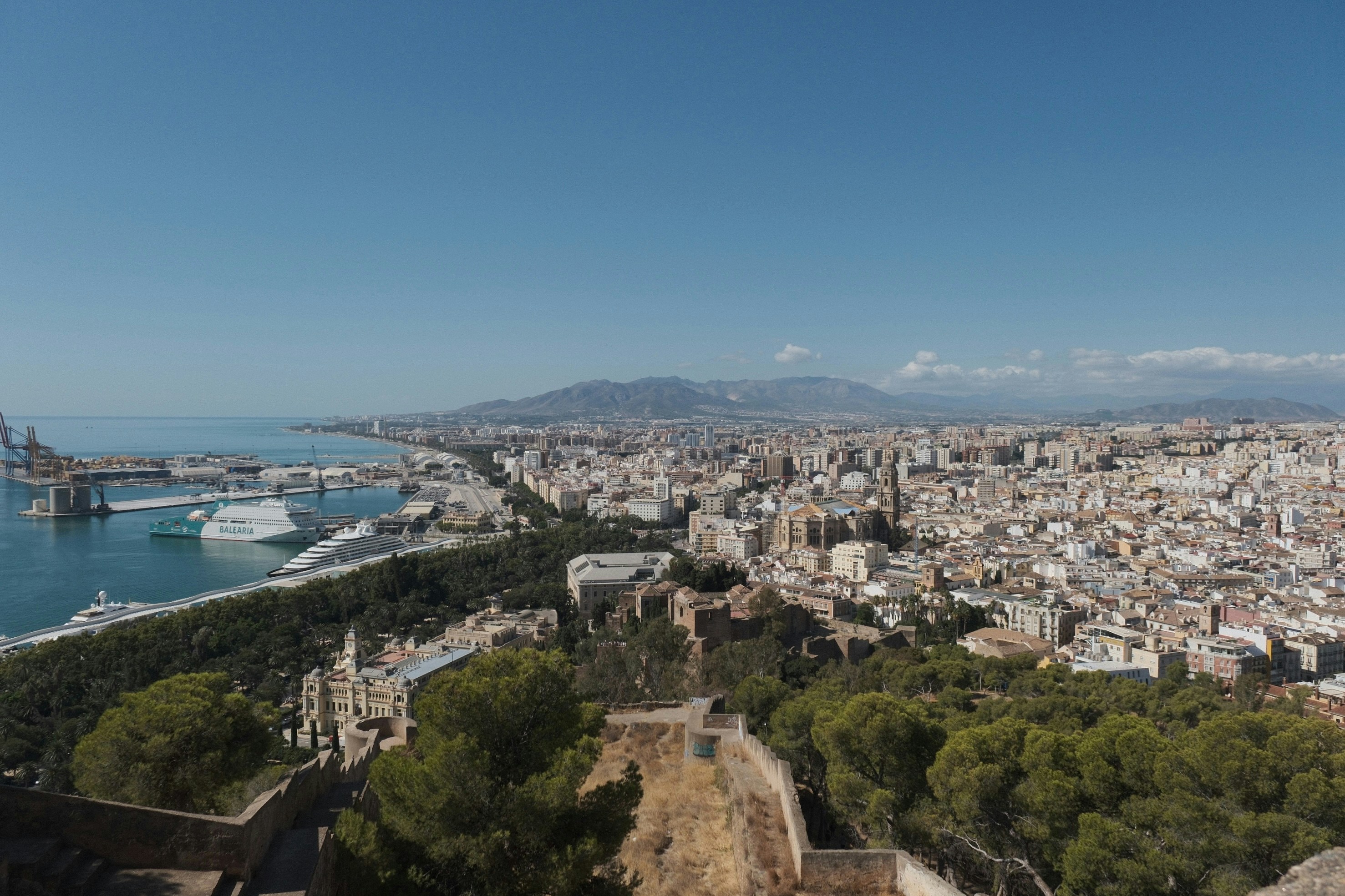 Vista aerea del porto e della città di Malaga con montagne in lontananza