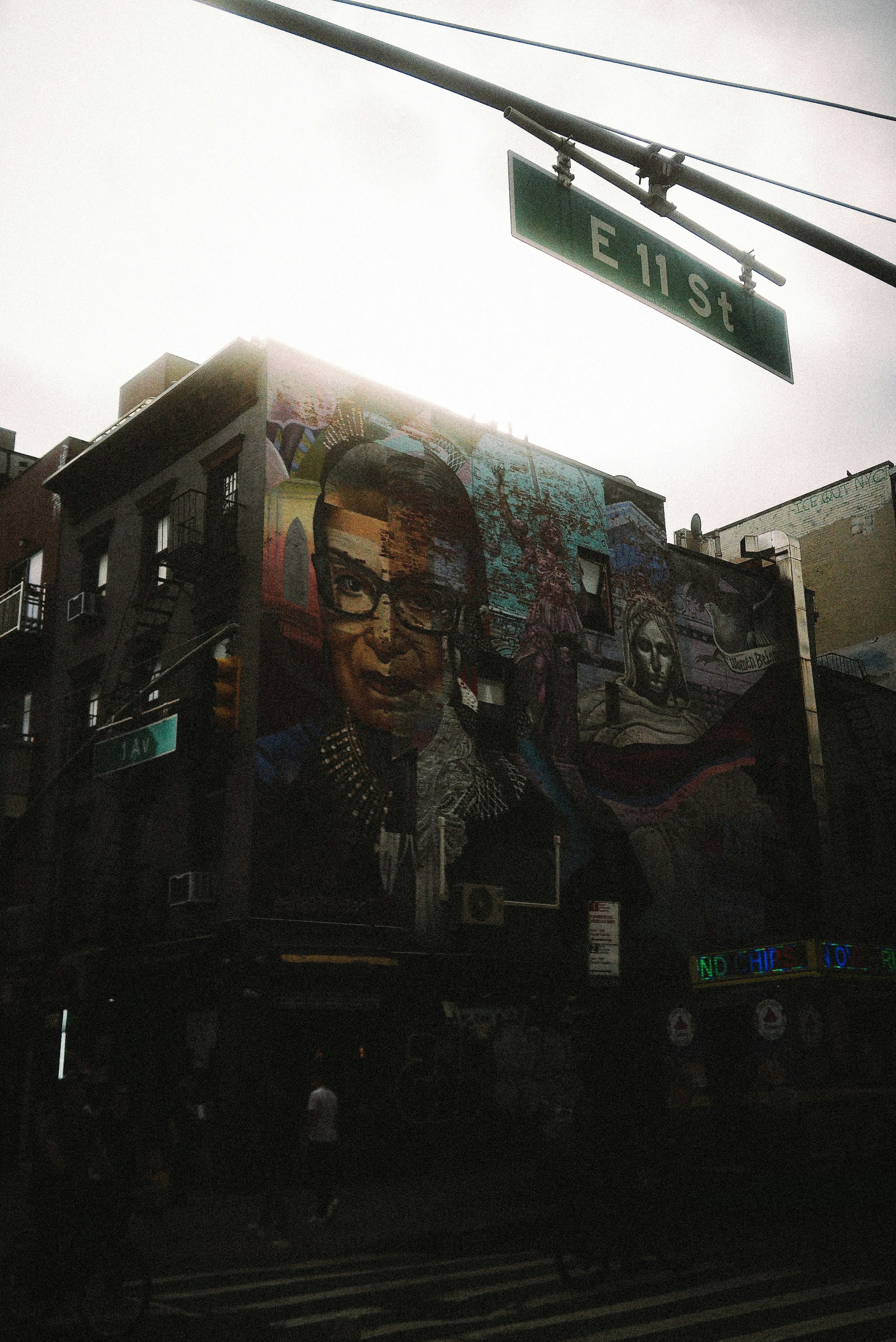 Une grande fresque de Ruth Bader Ginsburg sur un bâtiment à l’angle de la rue E 11