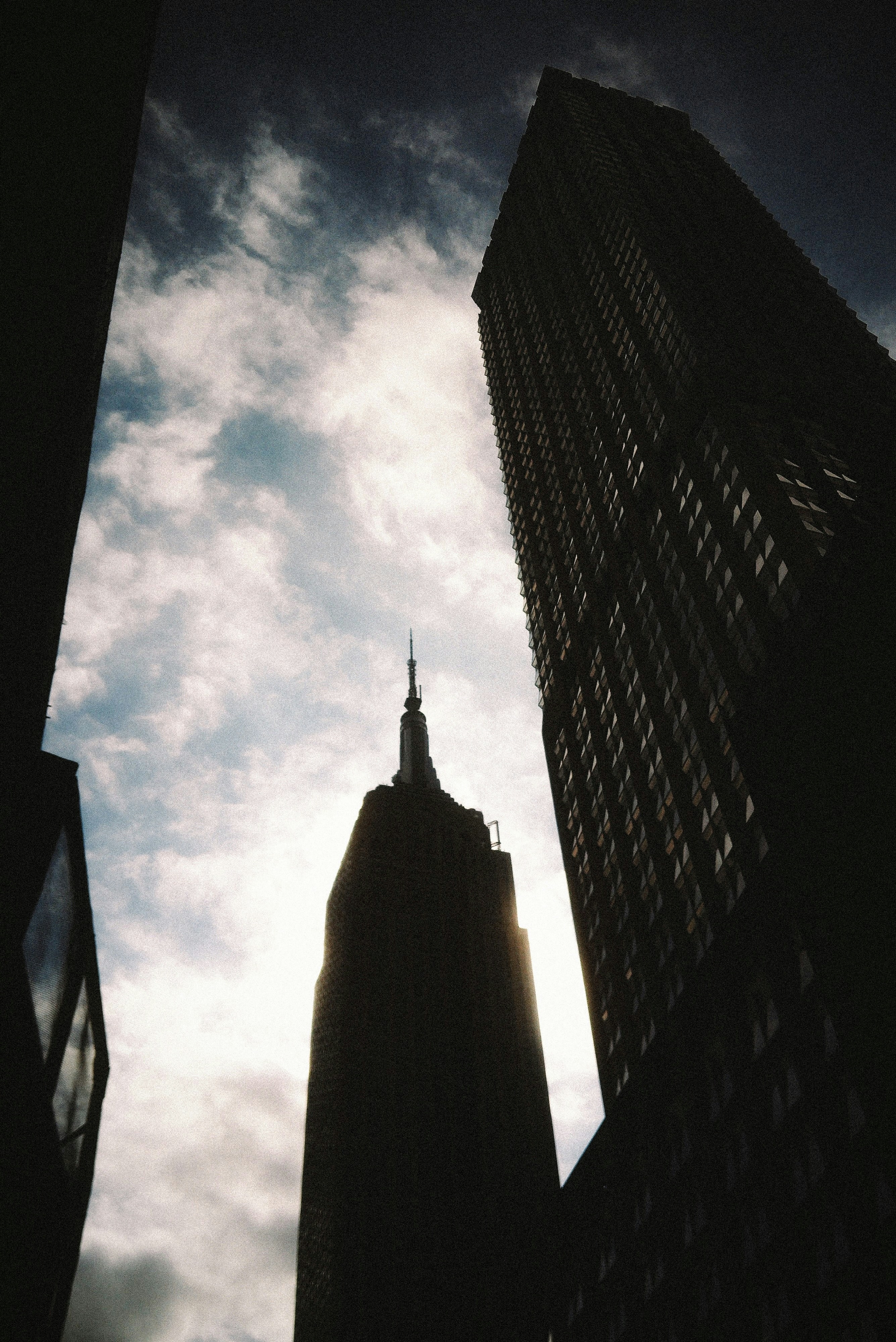 L’Empire State Building se découpe sur un ciel nuageux à New York