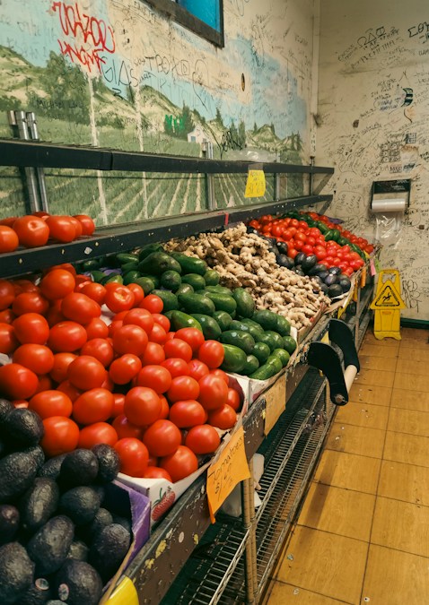 Tomates, avocats et racines de gingembre sur les étagères d'un magasin d'alimentation, en illustration de la hausse des prix des produits frais