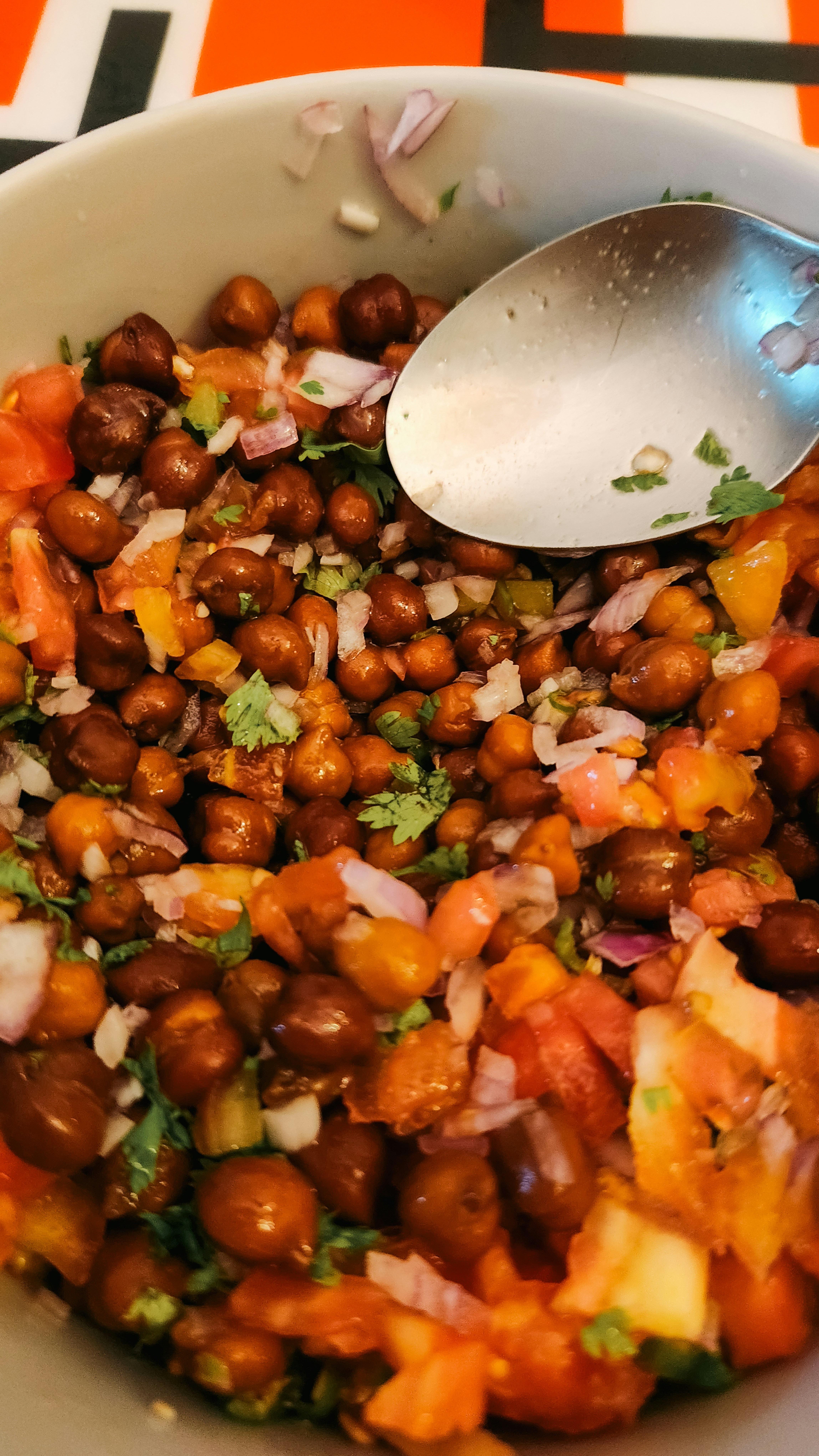 Salade de pois chiches, concombre & tomates (photo d'illustration)