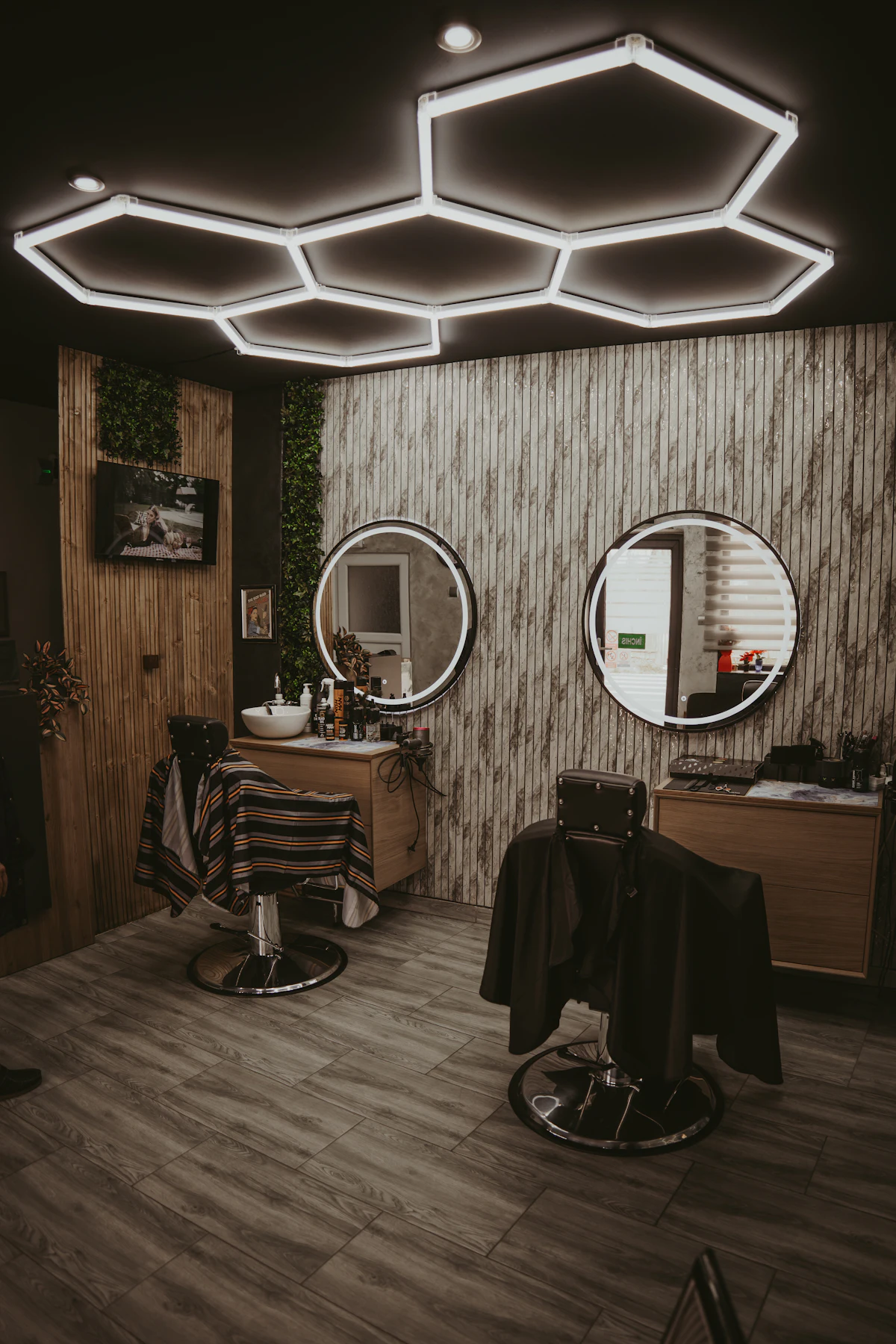 Sillas de barbería en un estudio moderno
