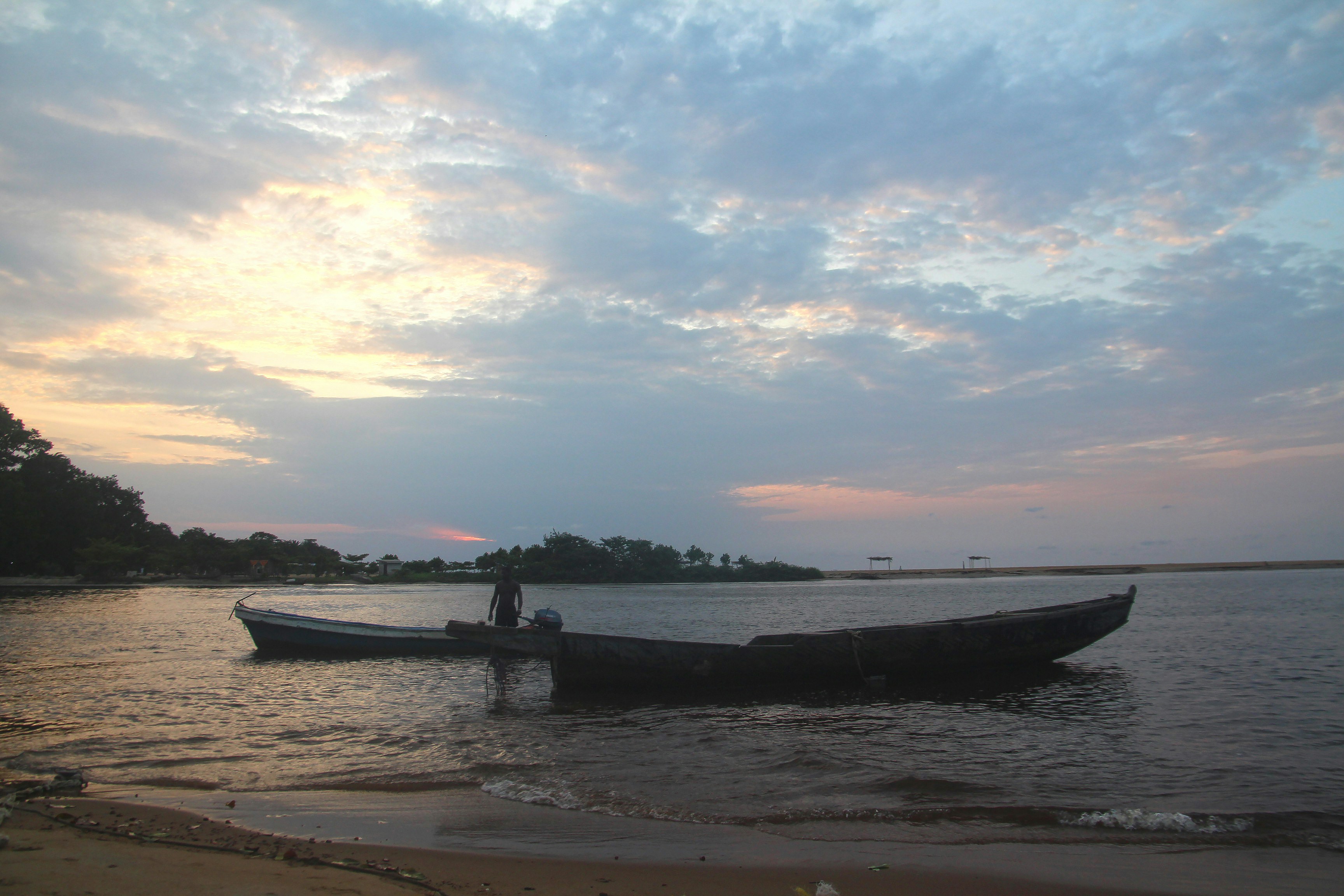Plage de sable et palmiers à Kribi au Cameroun, idéale avec une eSIM sur smartphone
