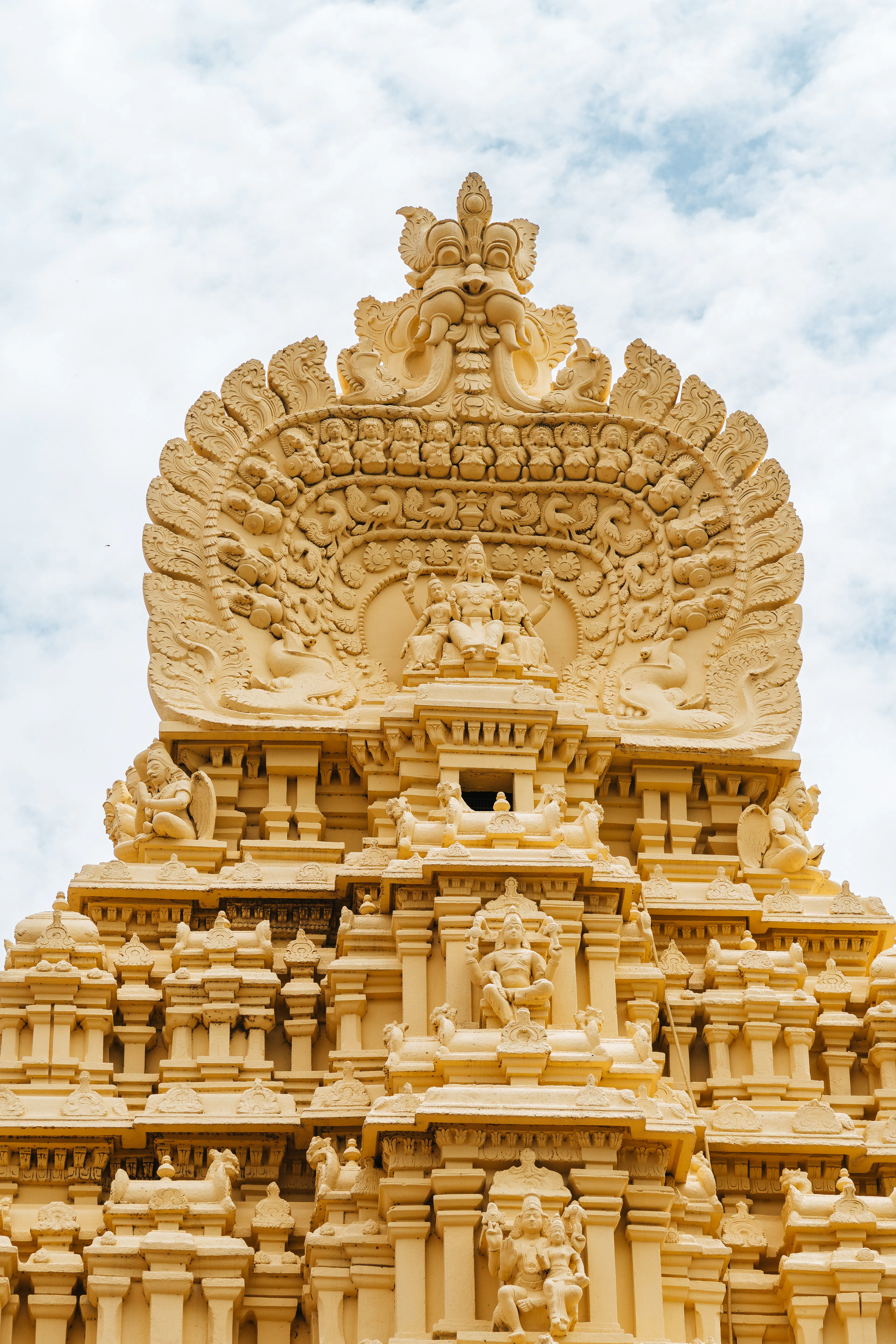 ಹಿಂದೂ ದೇವಾಲಯದ ಗೋಪುರದ ಮೇಲಿನ ಸೂಕ್ಷ್ಮ ಕಲ್ಲಿನ ಕೆತ್ತನೆಗಳು