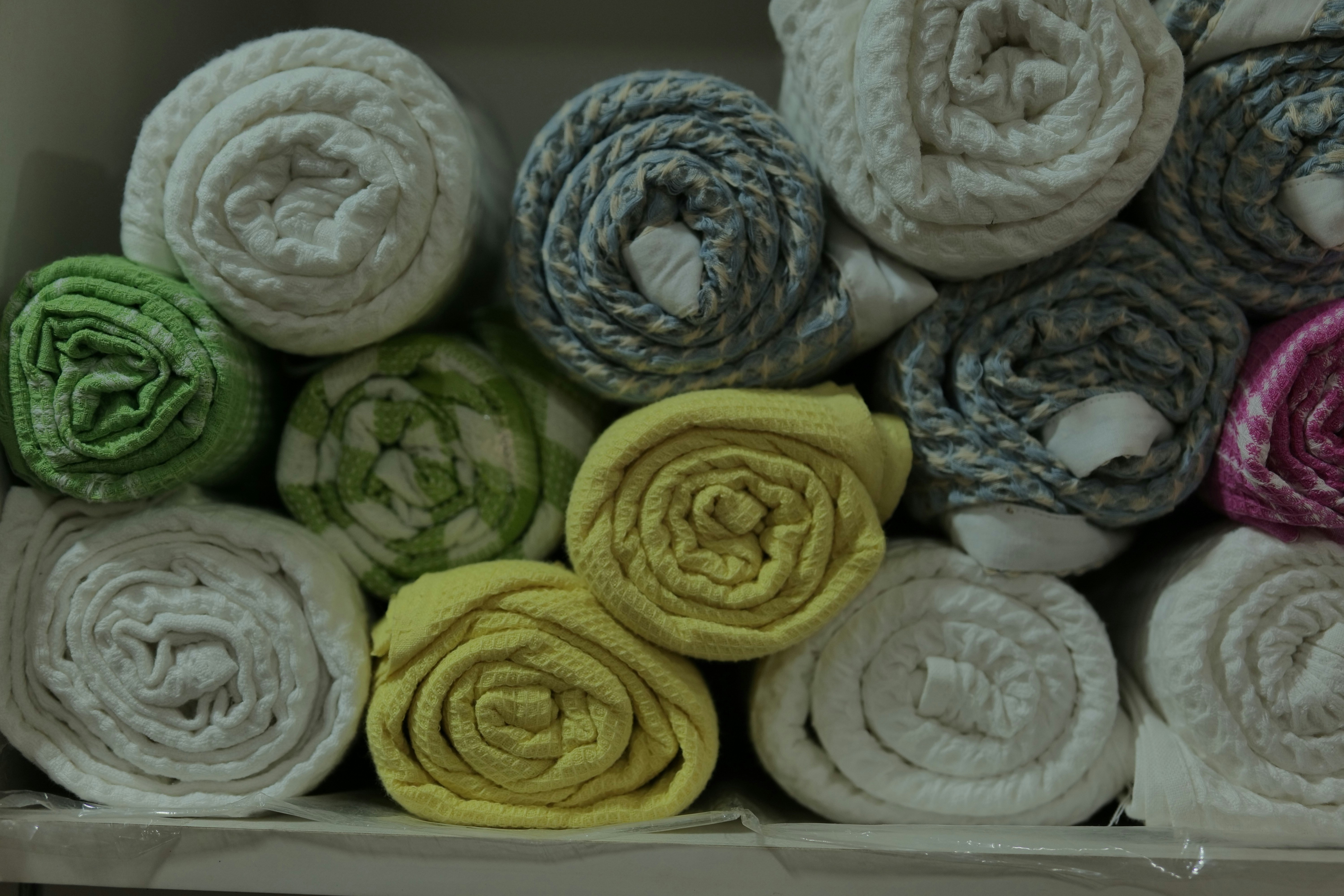 Sakarya Spa Tavsiye: Yorumlara Göre Nasıl Seçilir? — A stack of rolled colorful towels in white, green, yellow, and blue