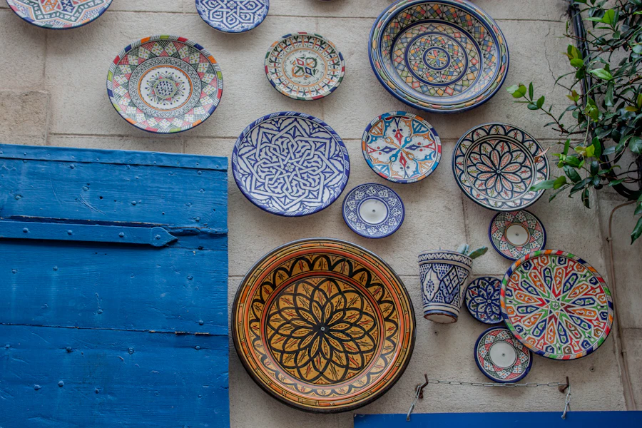 Piatti in ceramica appesi a un muro in pietra accanto a persiane blu