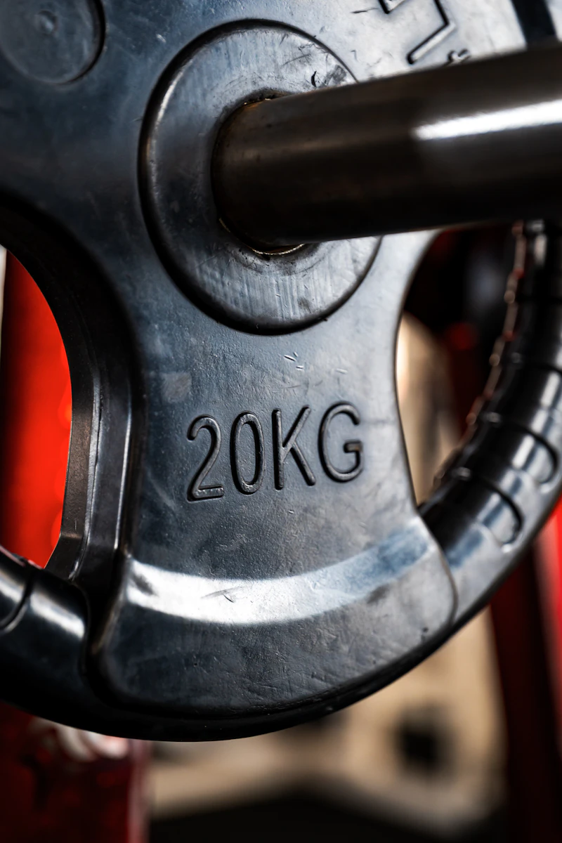 Hantelscheibe mit 20 kg an der Langhantel