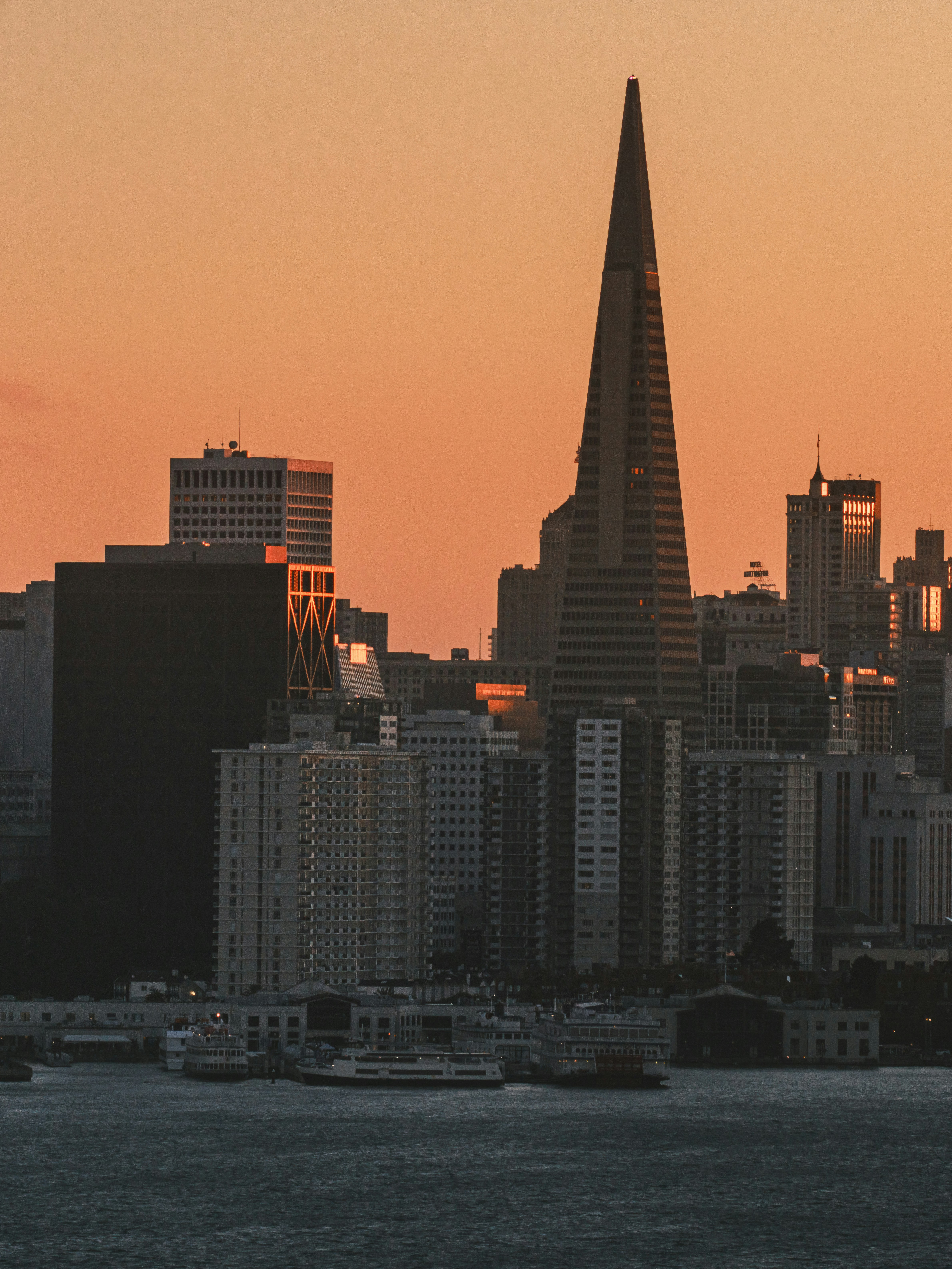 The Transamerica Pyramid and San Francisco skyline at golden hour above the bay - 相关推荐