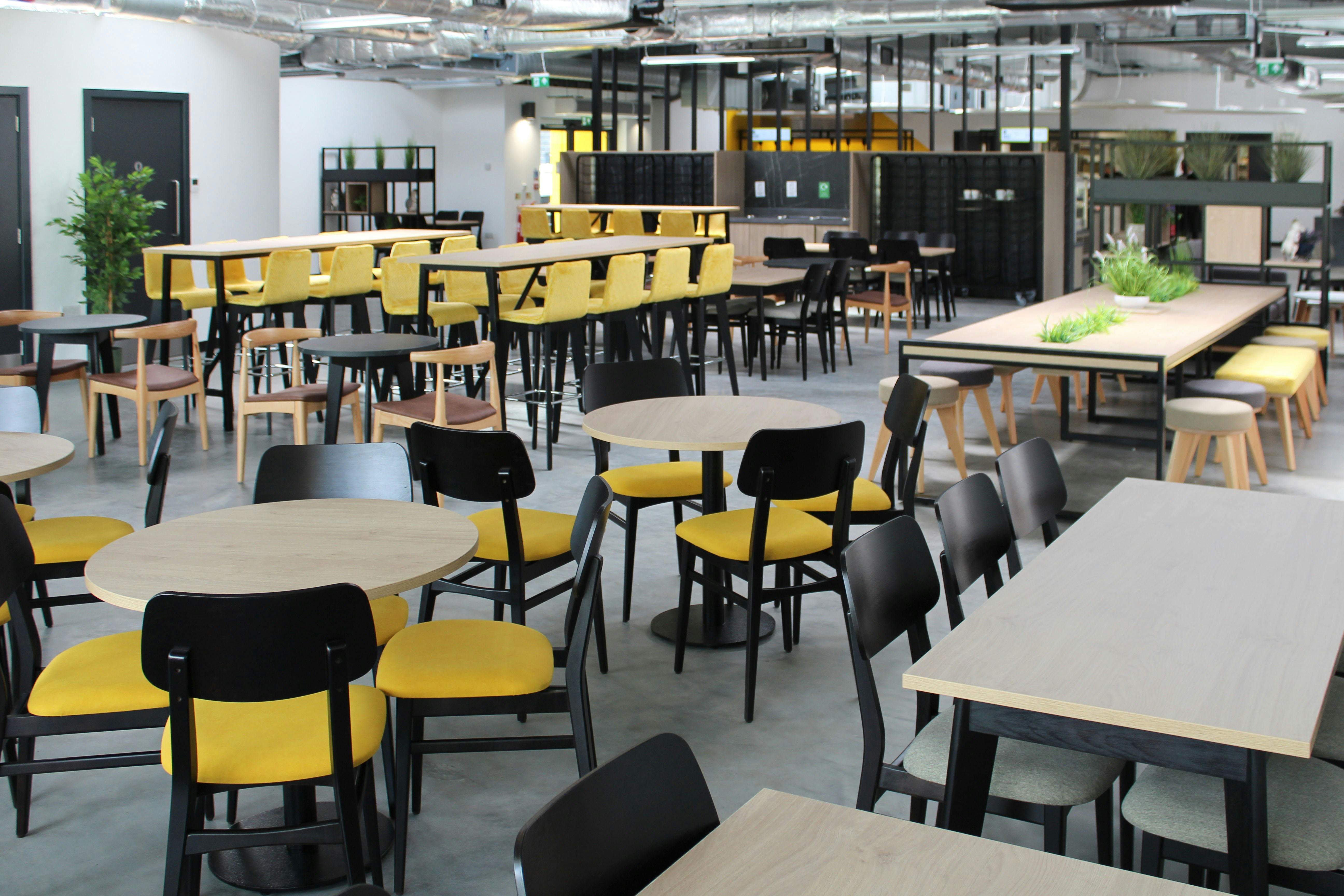 Espace de bureaux et postes de travail informatiques tertiaires