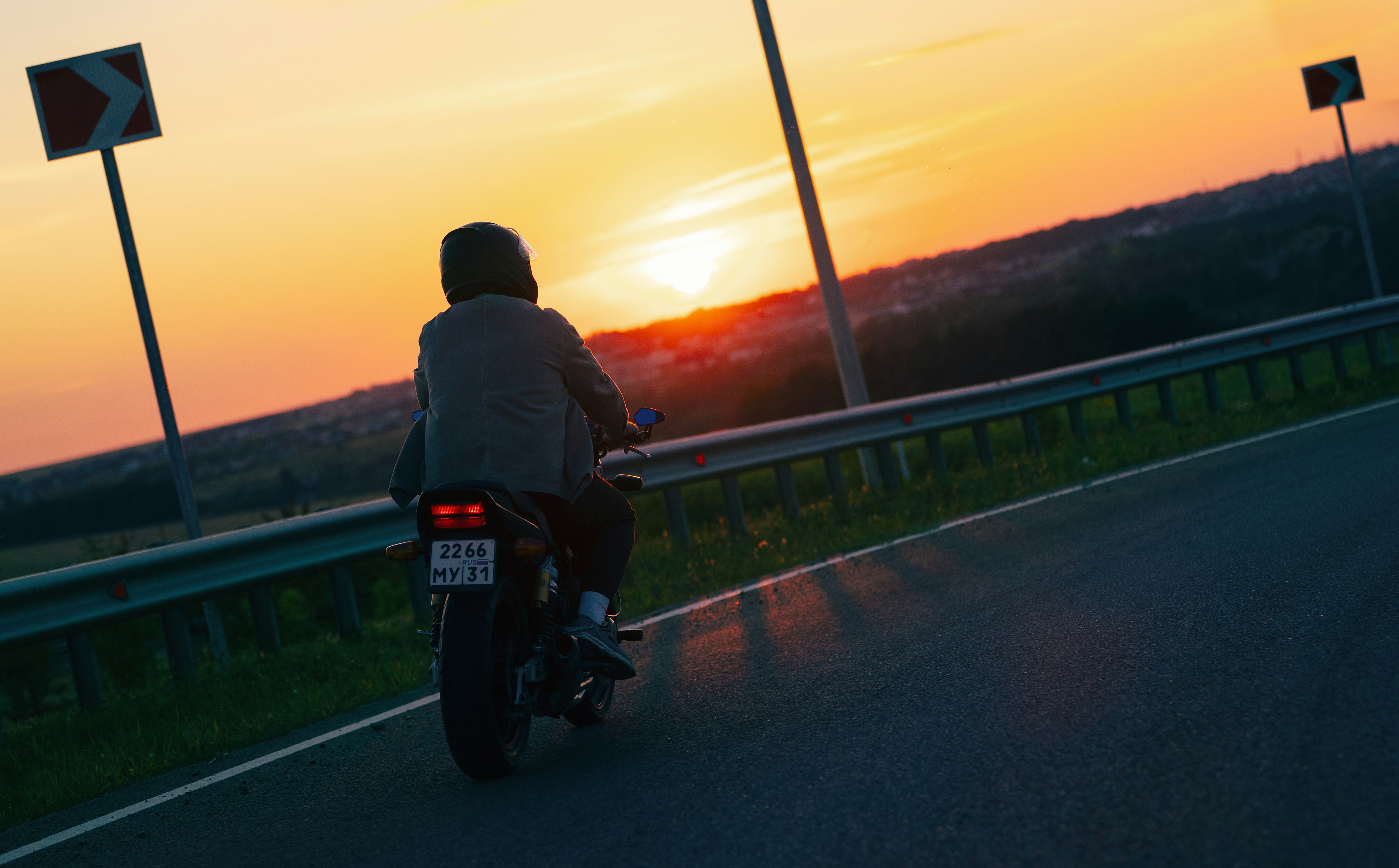 Motards entrepreneurs en sortie au coucher du soleil