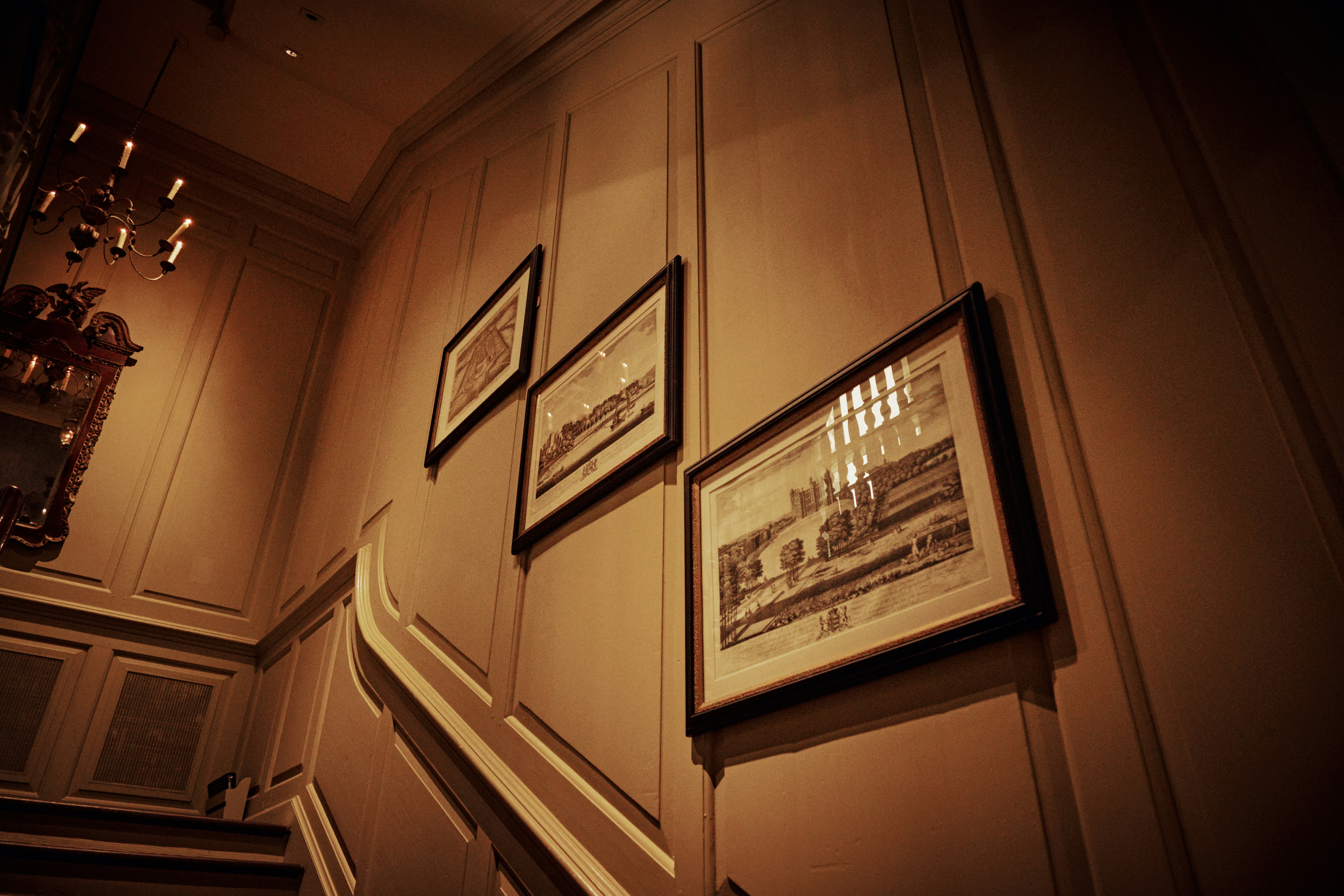 Decoração Elegante para Corredores e Hall de Entrada com Quadros
