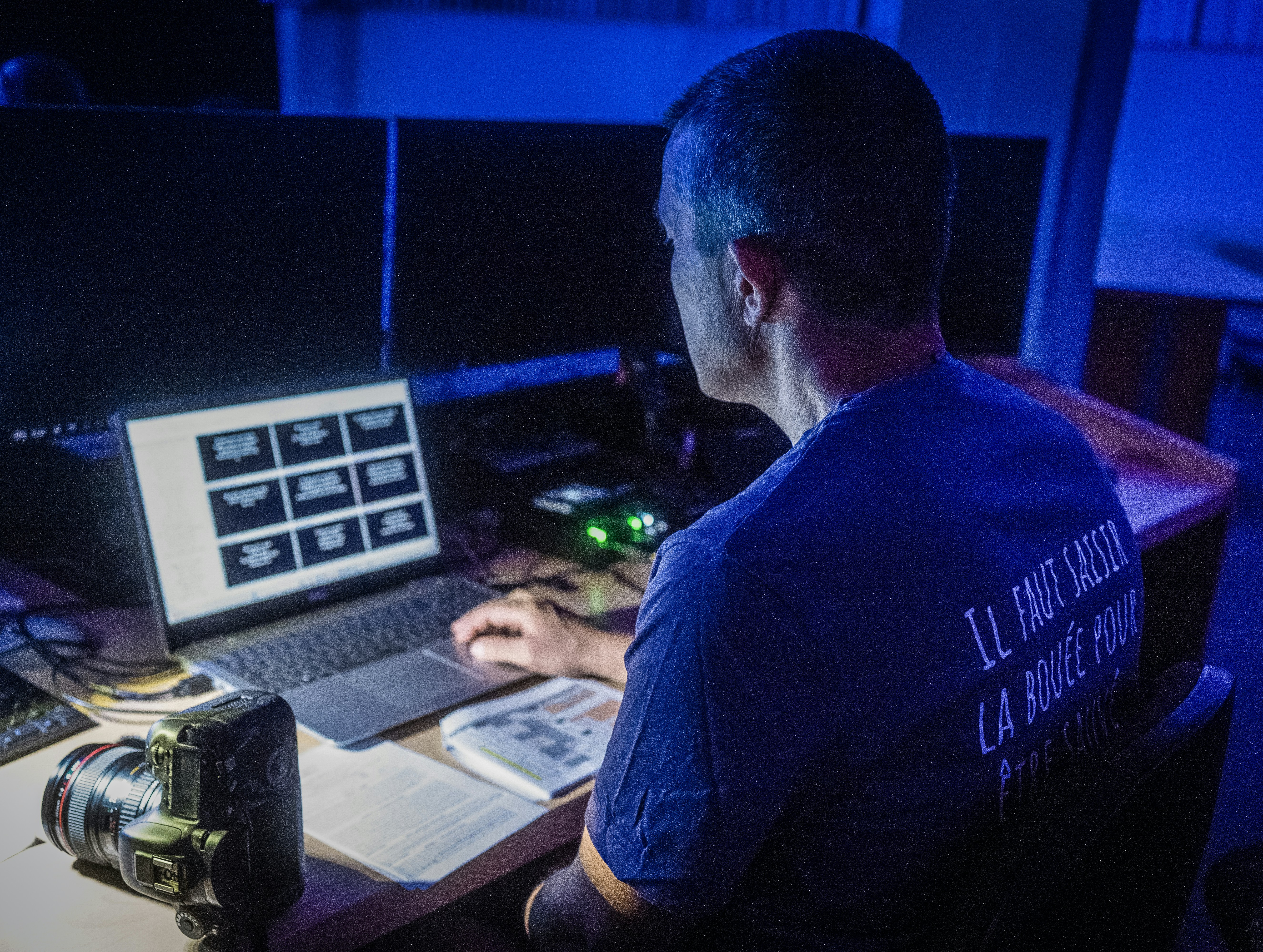 Profesional trabajando en una laptop en una oficina con iluminación tenue, representando la automatización con IA en pymes