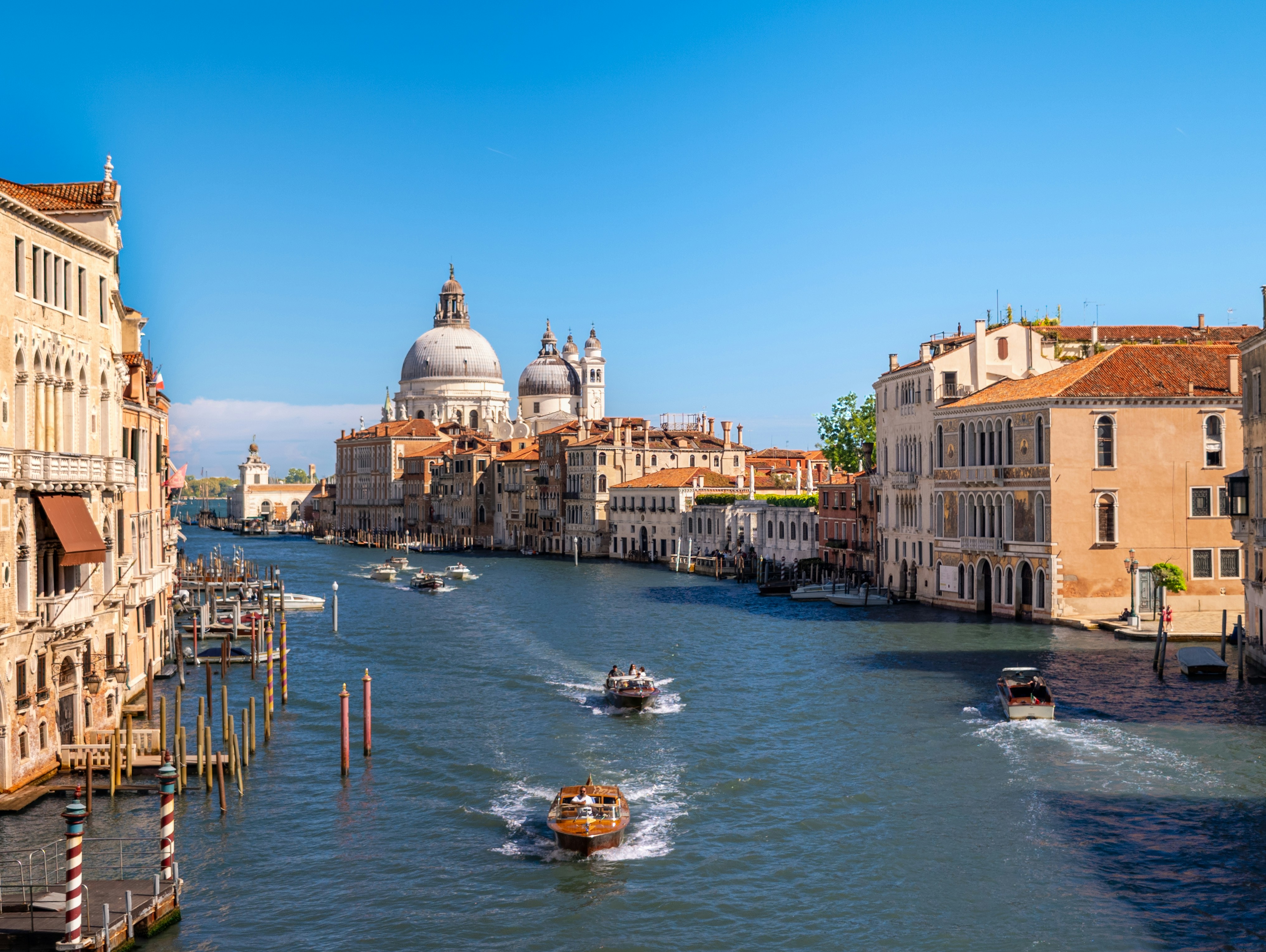 Barcos en el Gran Canal de Venecia con la Basílica de Santa María de la Salute