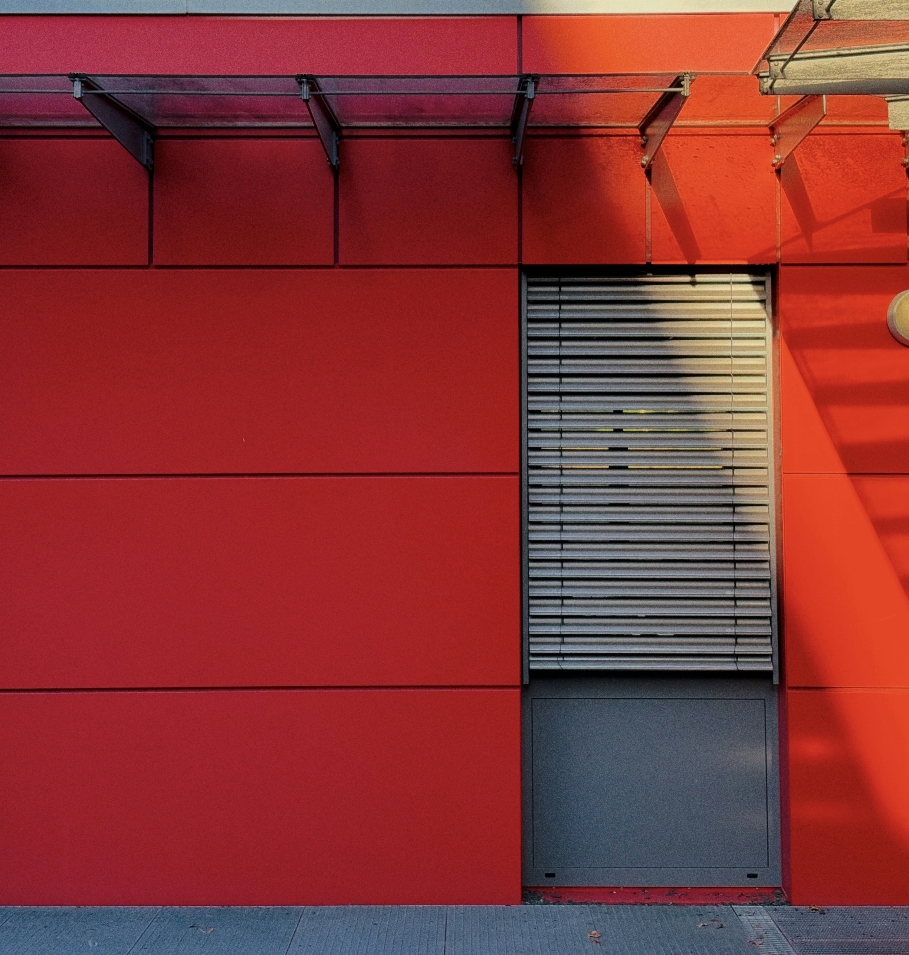 Red wall with grey window blinds - Free Photo on Unsplash