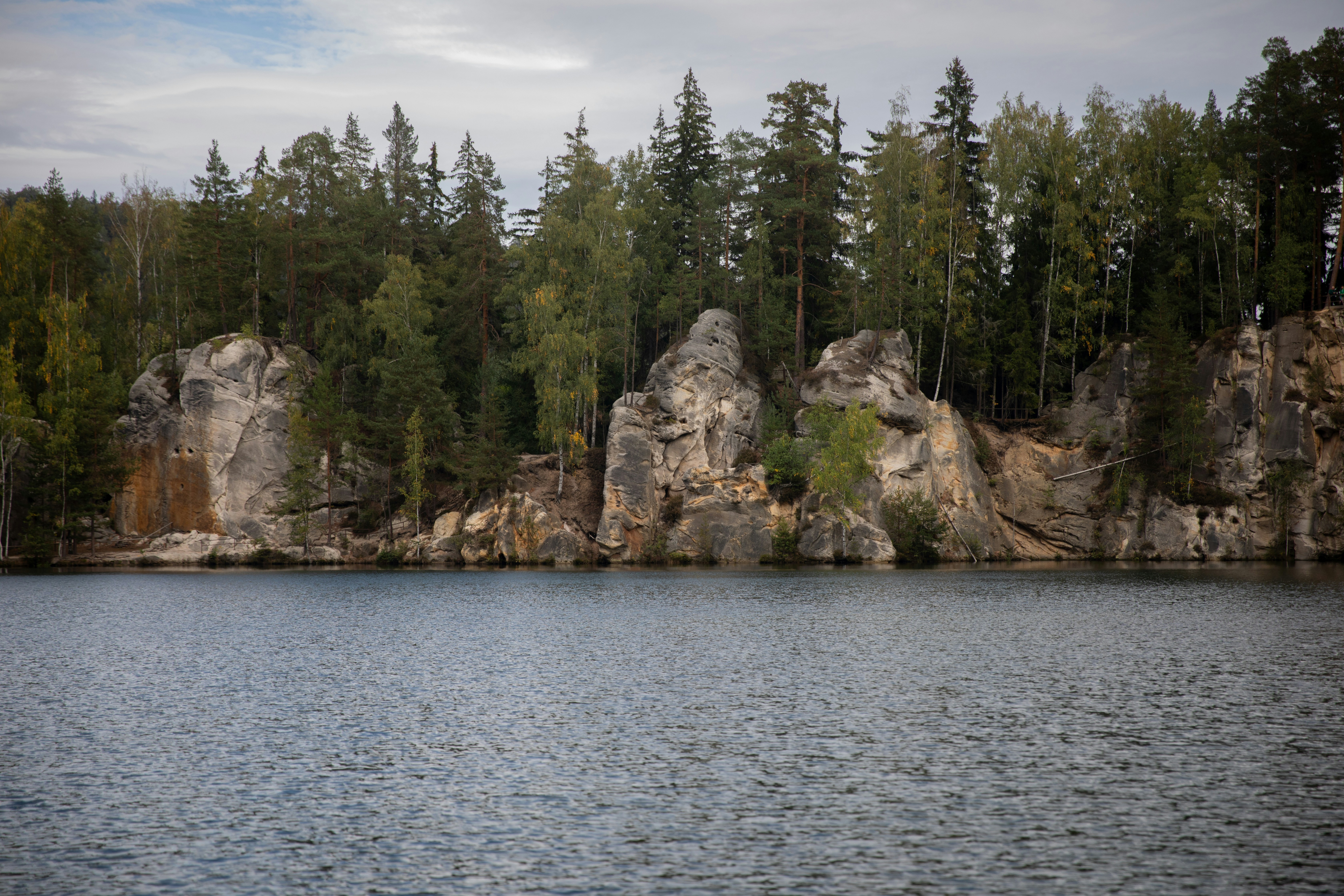 Lago con rocas de arenisca y bosque - Foto gratuita en Unsplash