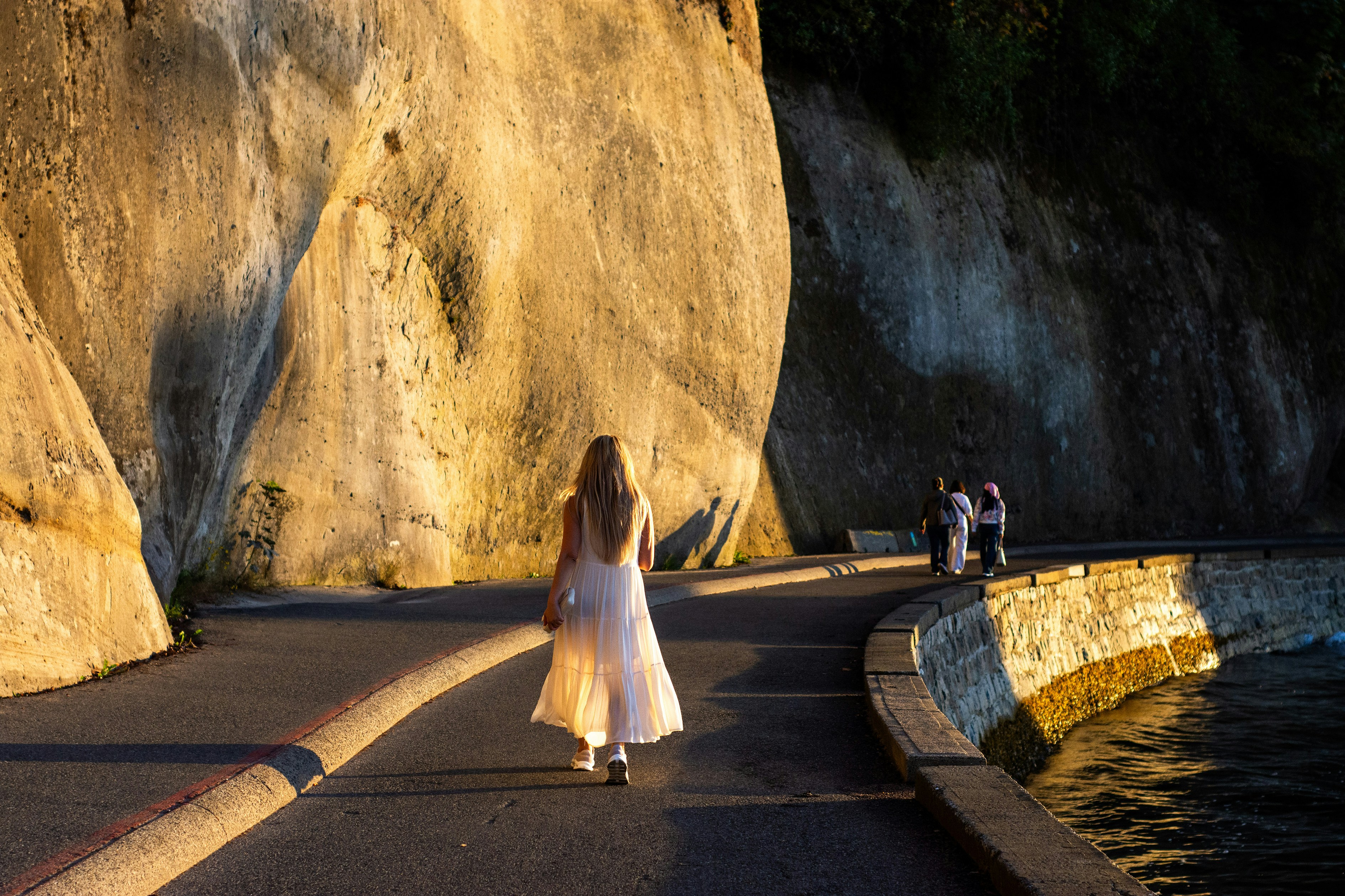 Femme marchant sur un sentier de falaise côtière - Photo gratuite sur ...