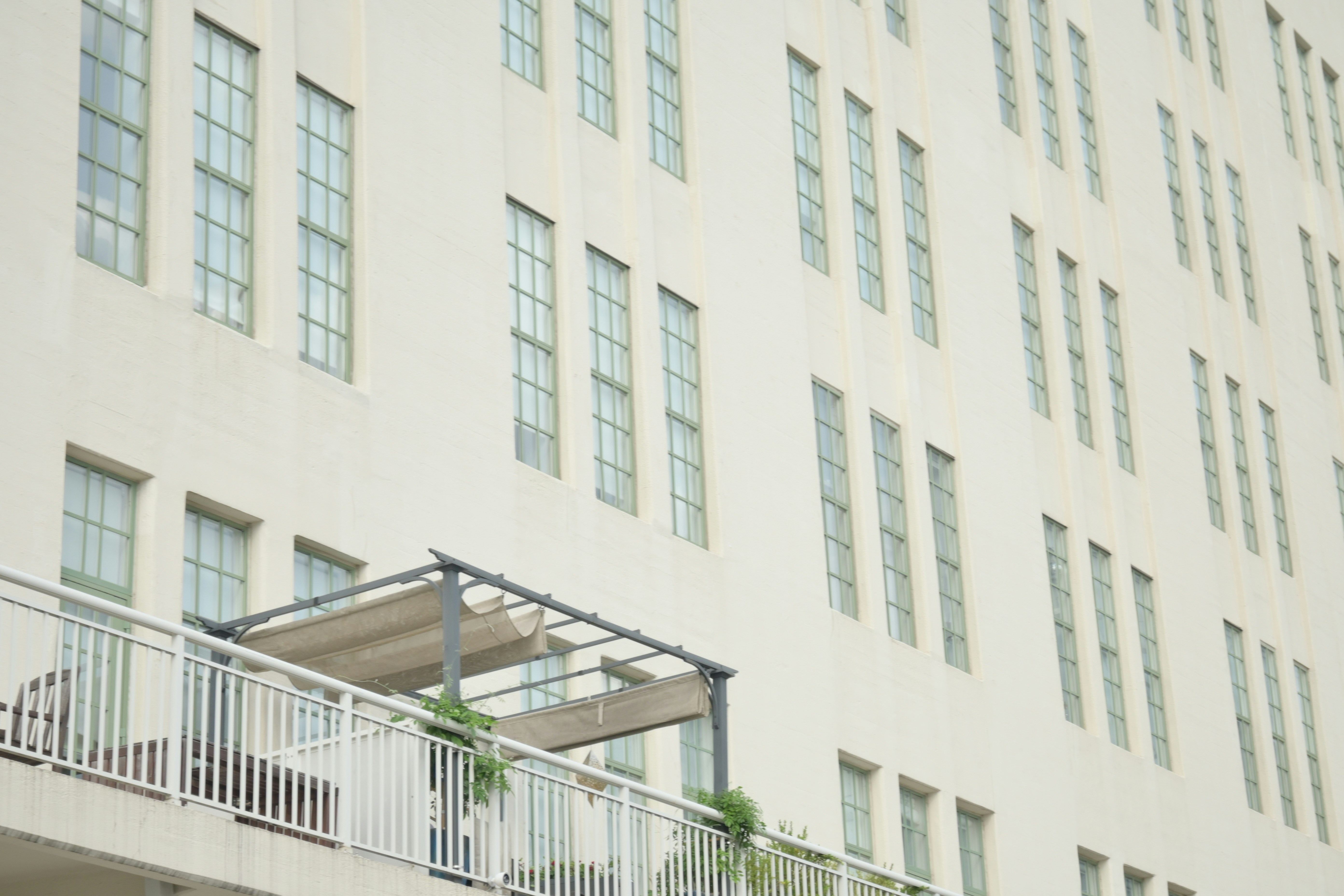 Fachada del edificio crema con muchas ventanas - Foto gratuita en Unsplash