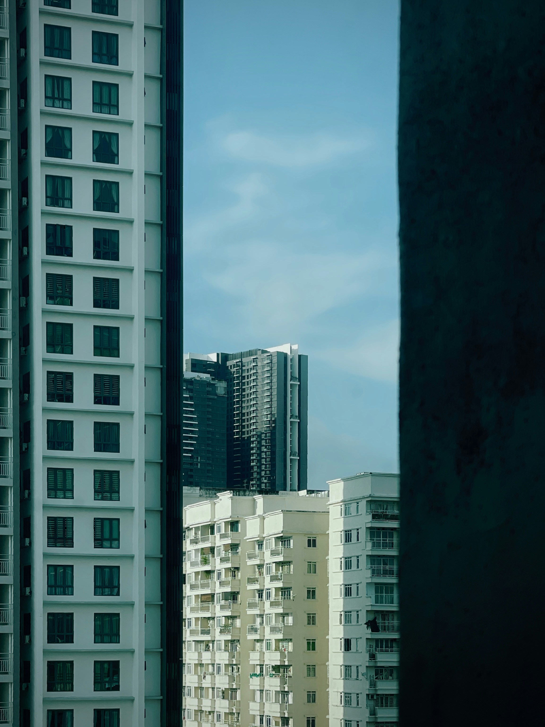 Edificios de apartamentos contra cielo azul - Foto gratuita en Unsplash