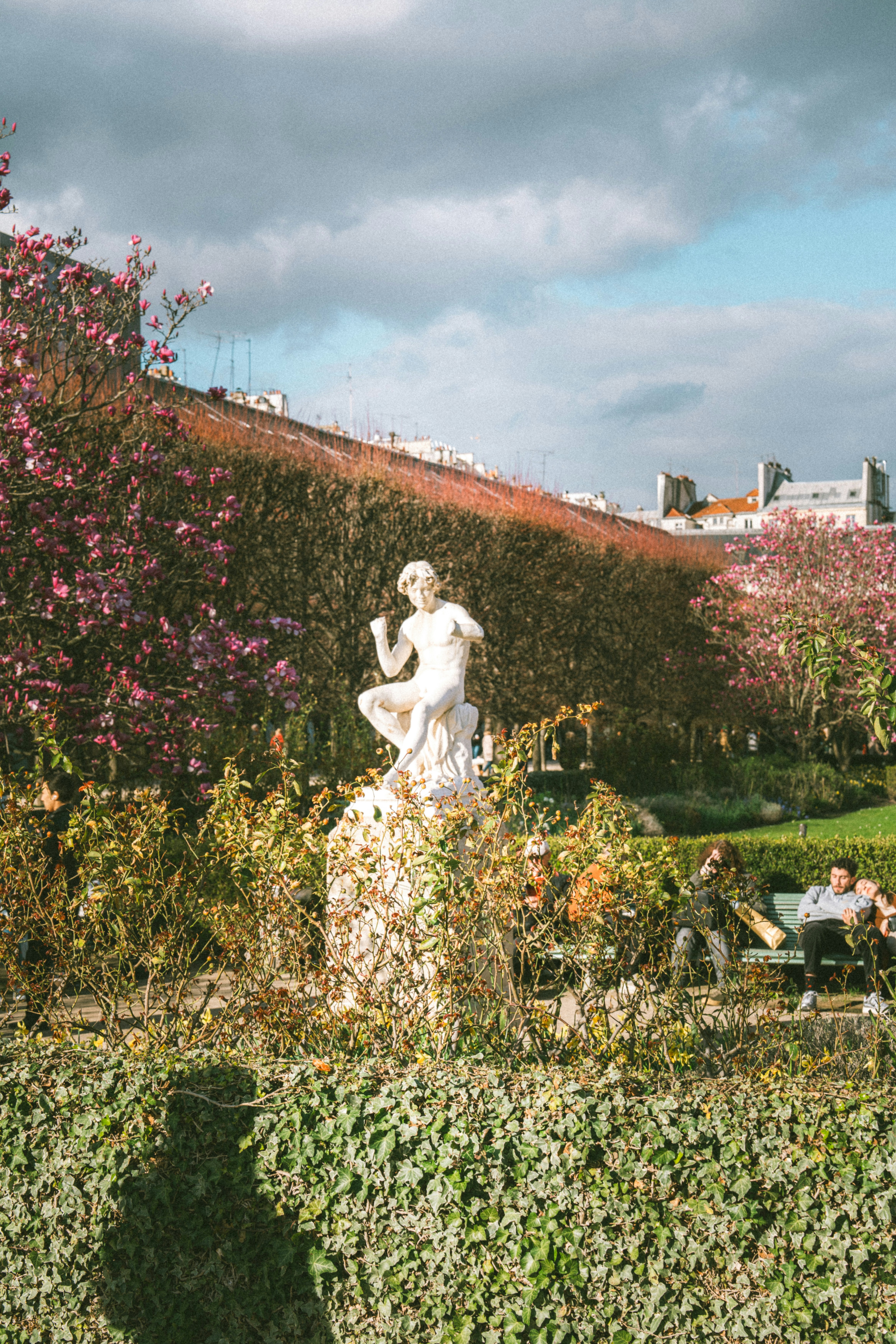 Statue en pierre dans le parc parisien - Photo gratuite sur Unsplash