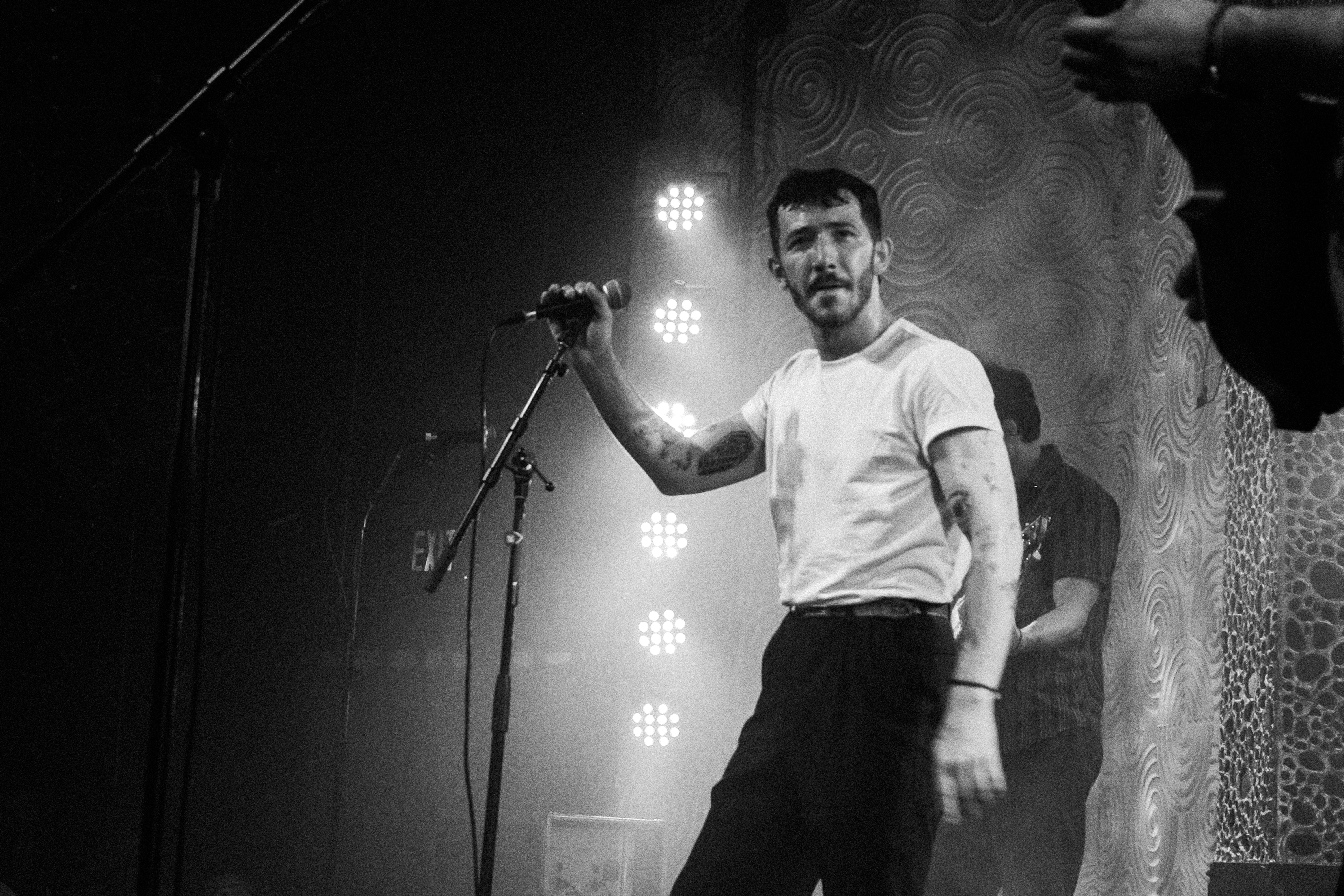 Man singing on stage with lights - Free Photo on Unsplash