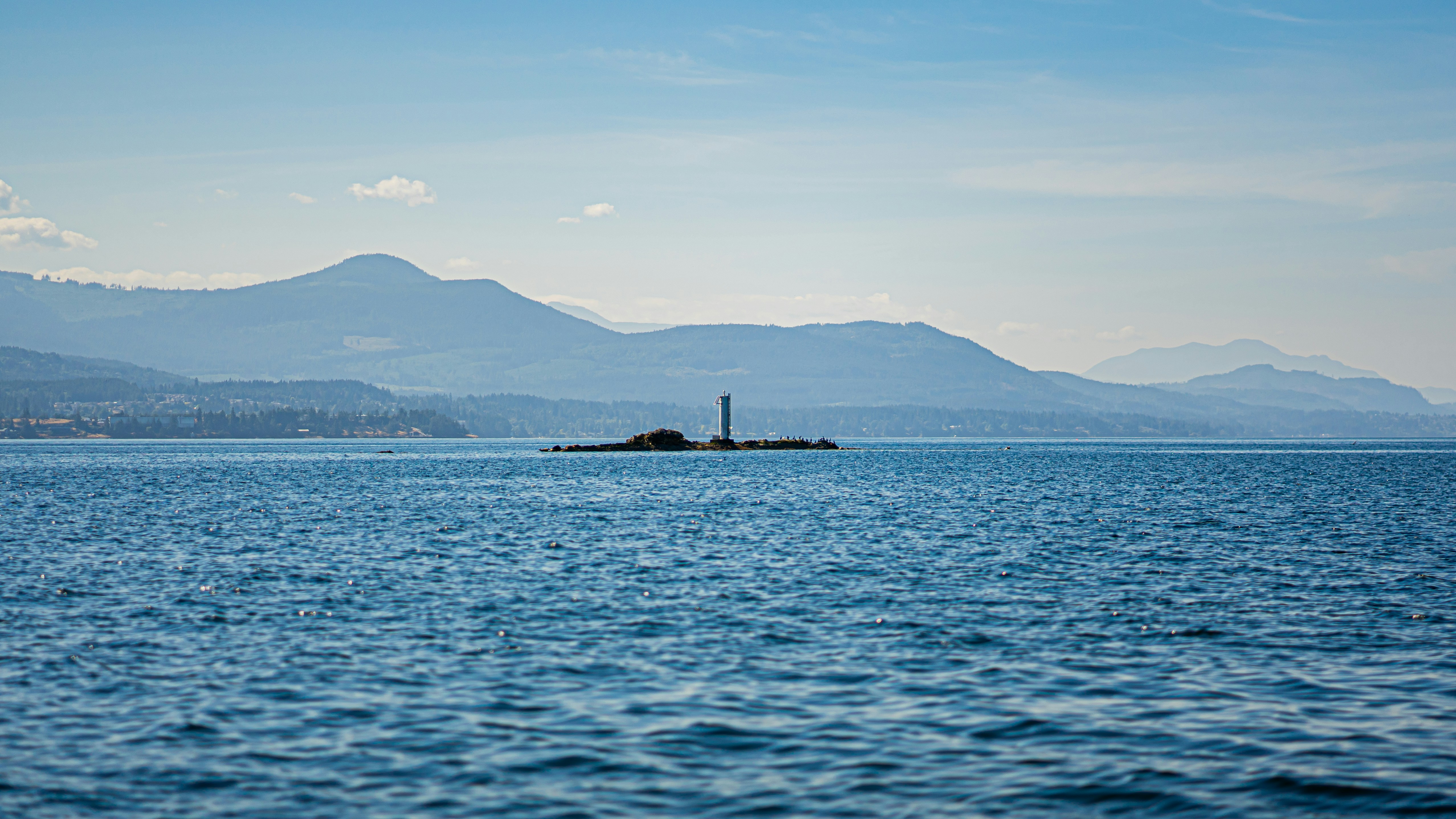 Faro en Rocky Island en Bay - Foto gratuita en Unsplash