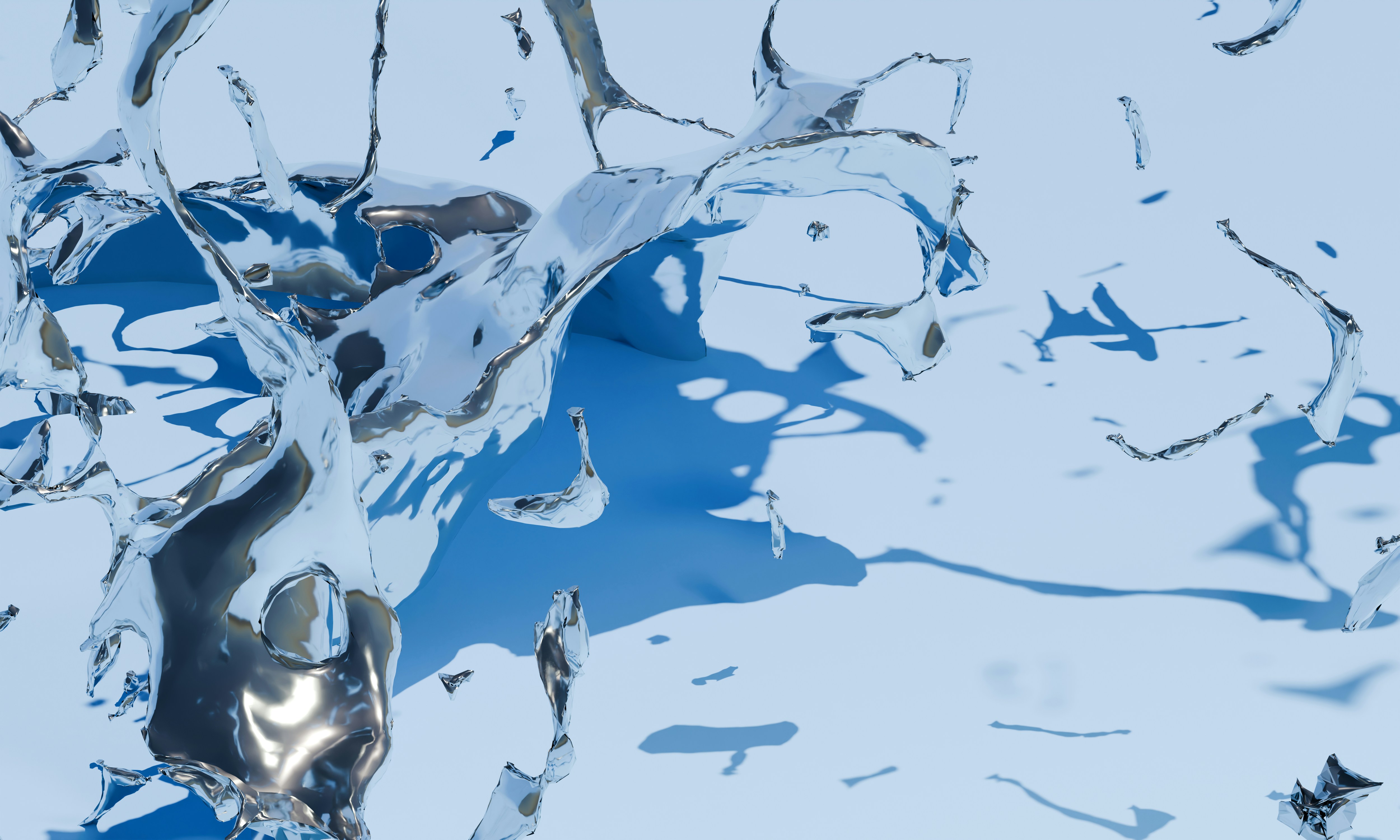 Flüssiges Silber spritzte auf einer hellblauen Oberfläche mit scharfen Schatten