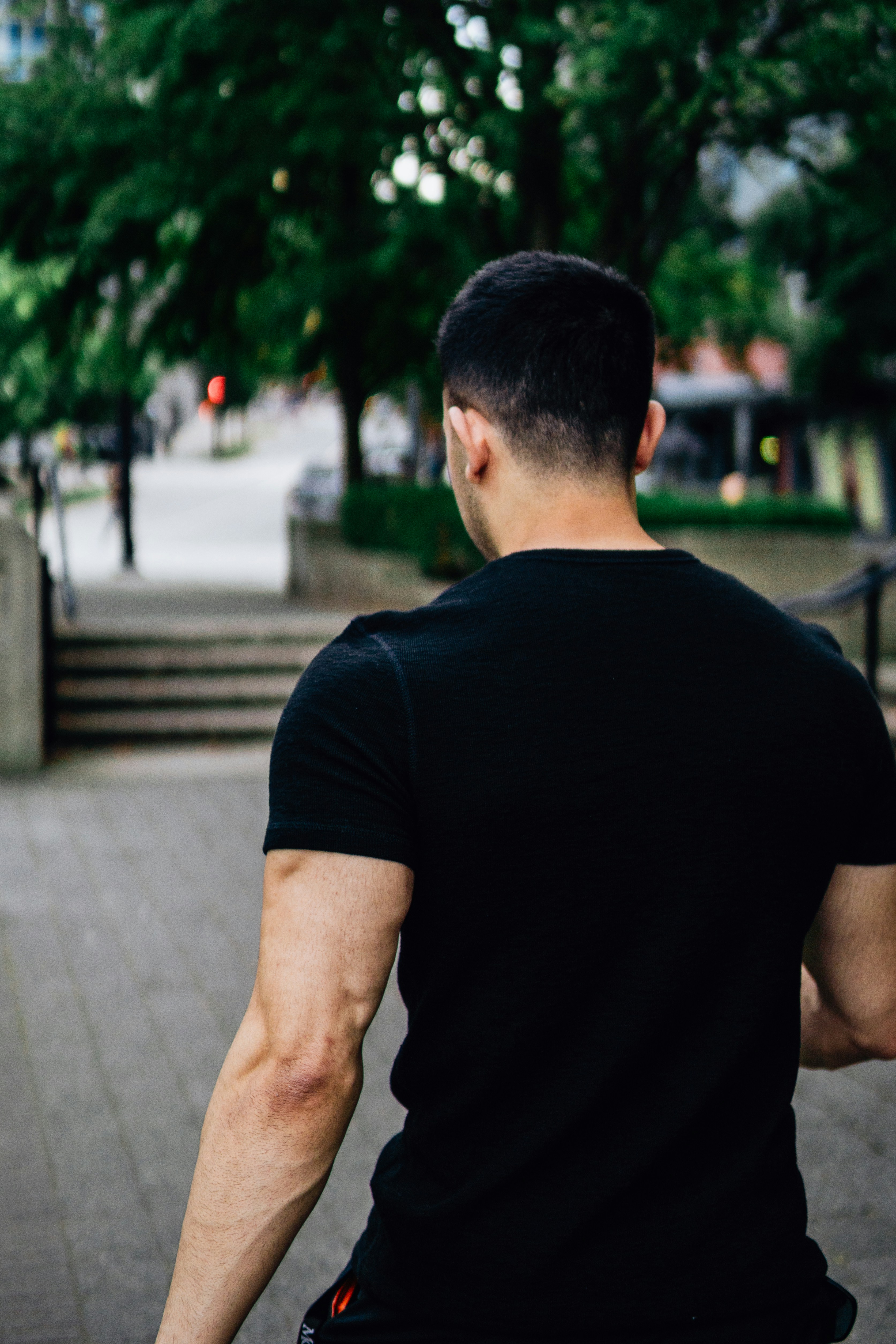 Hombre con camiseta negra caminando - Foto gratuita en Unsplash