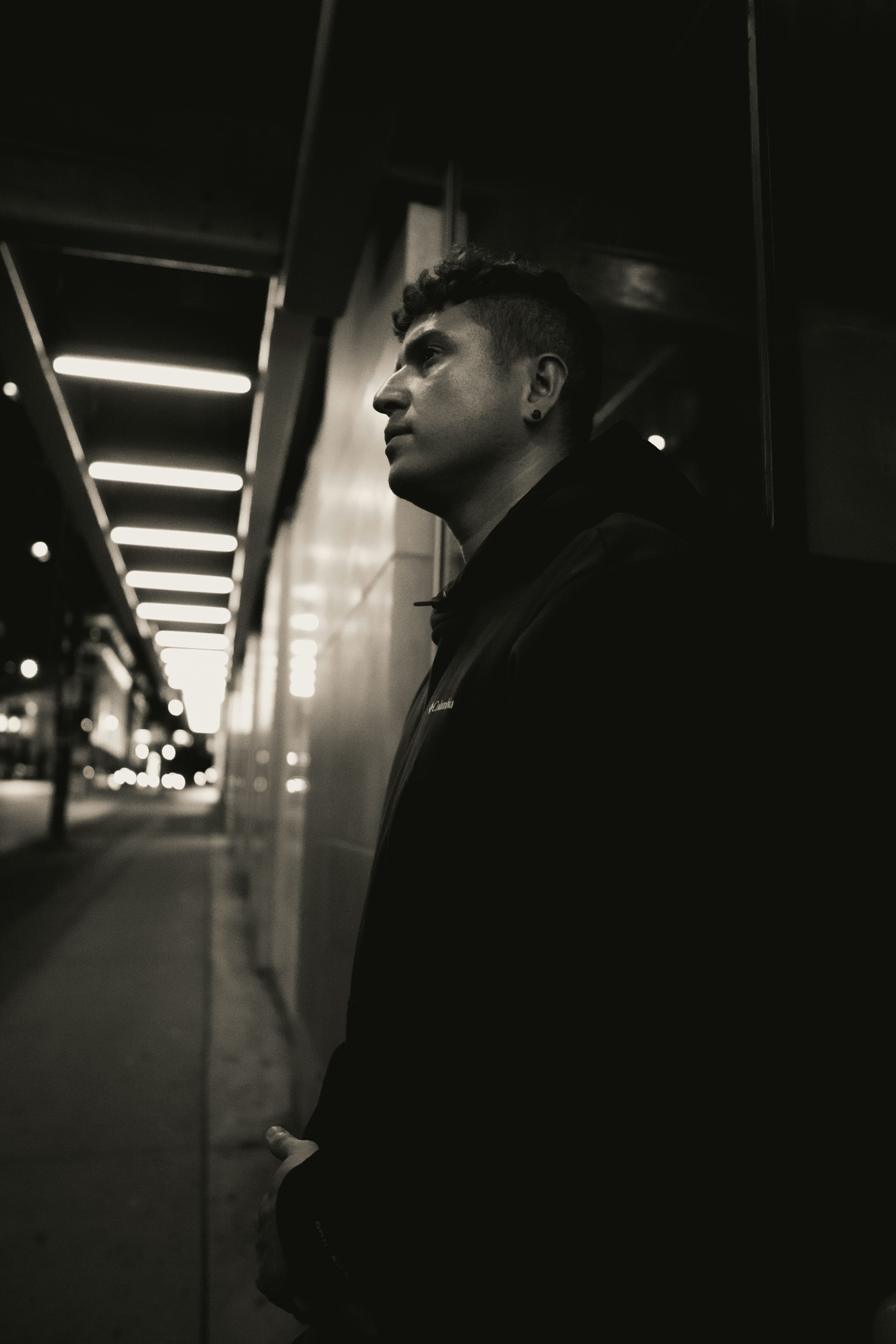 Hombre con chaqueta oscura en la acera - Foto gratuita en Unsplash