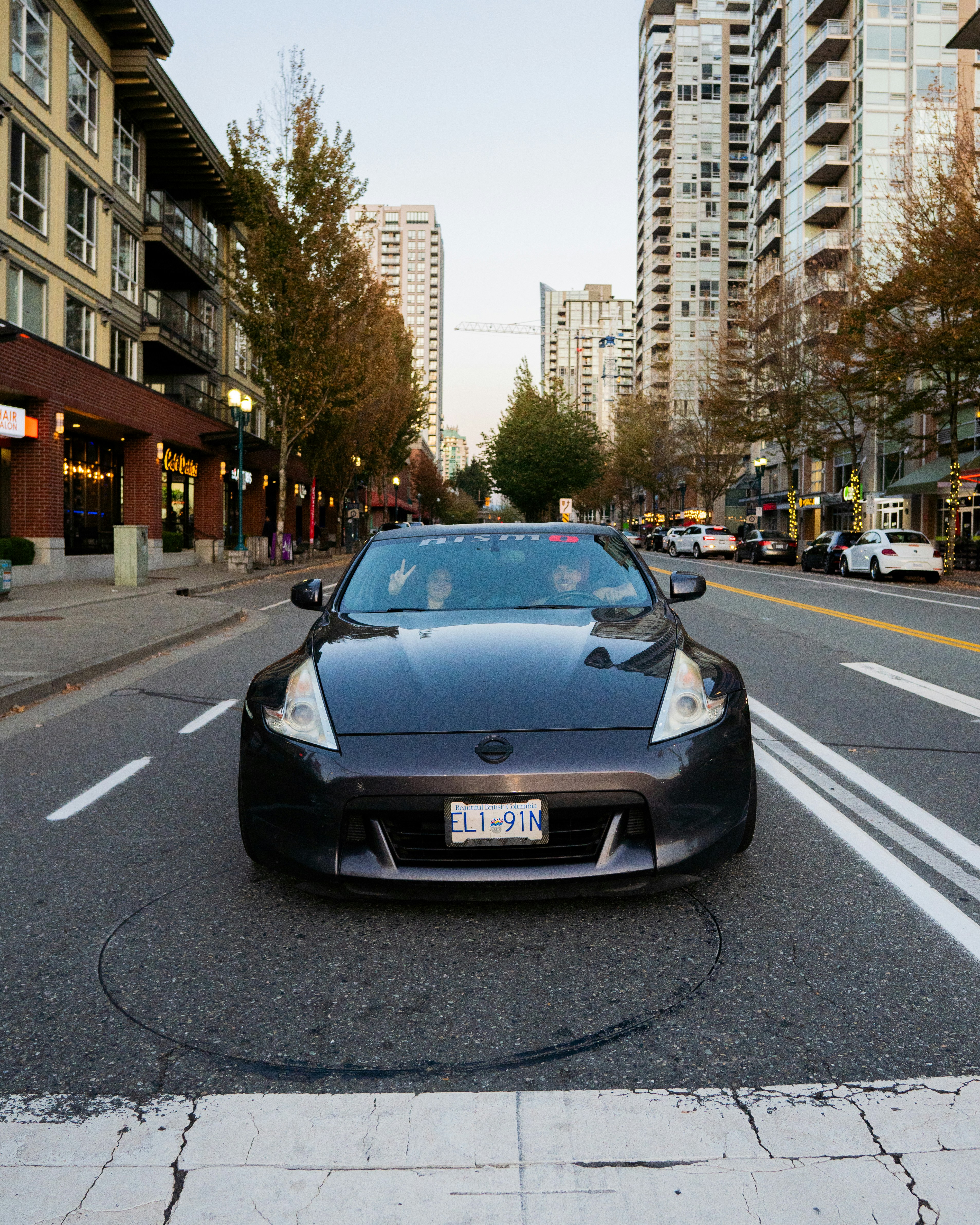 Coche deportivo gris oscuro en la calle de la ciudad - Foto gratuita en ...