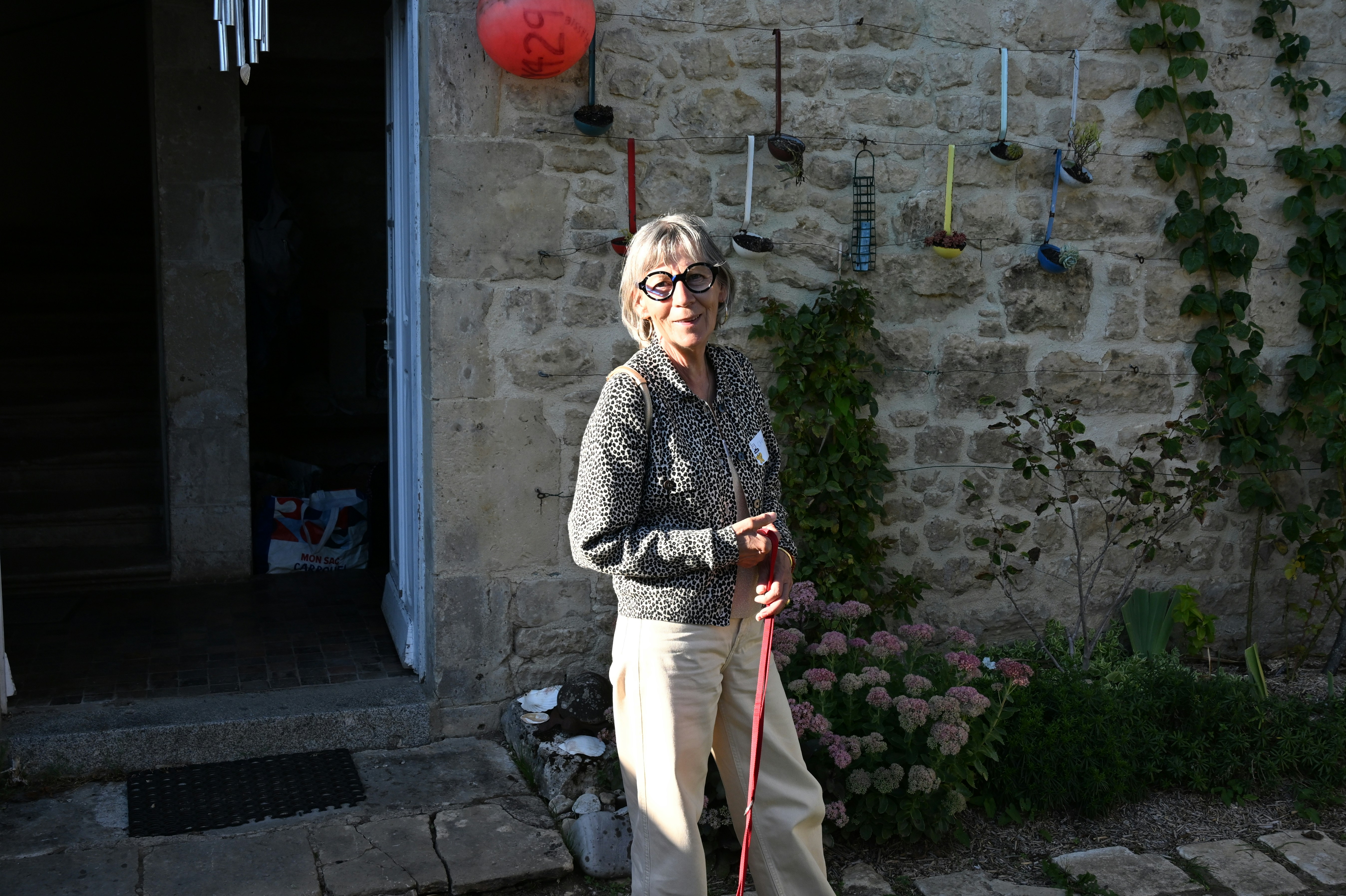Femme en veste à imprimé léopard - Photo gratuite sur Unsplash