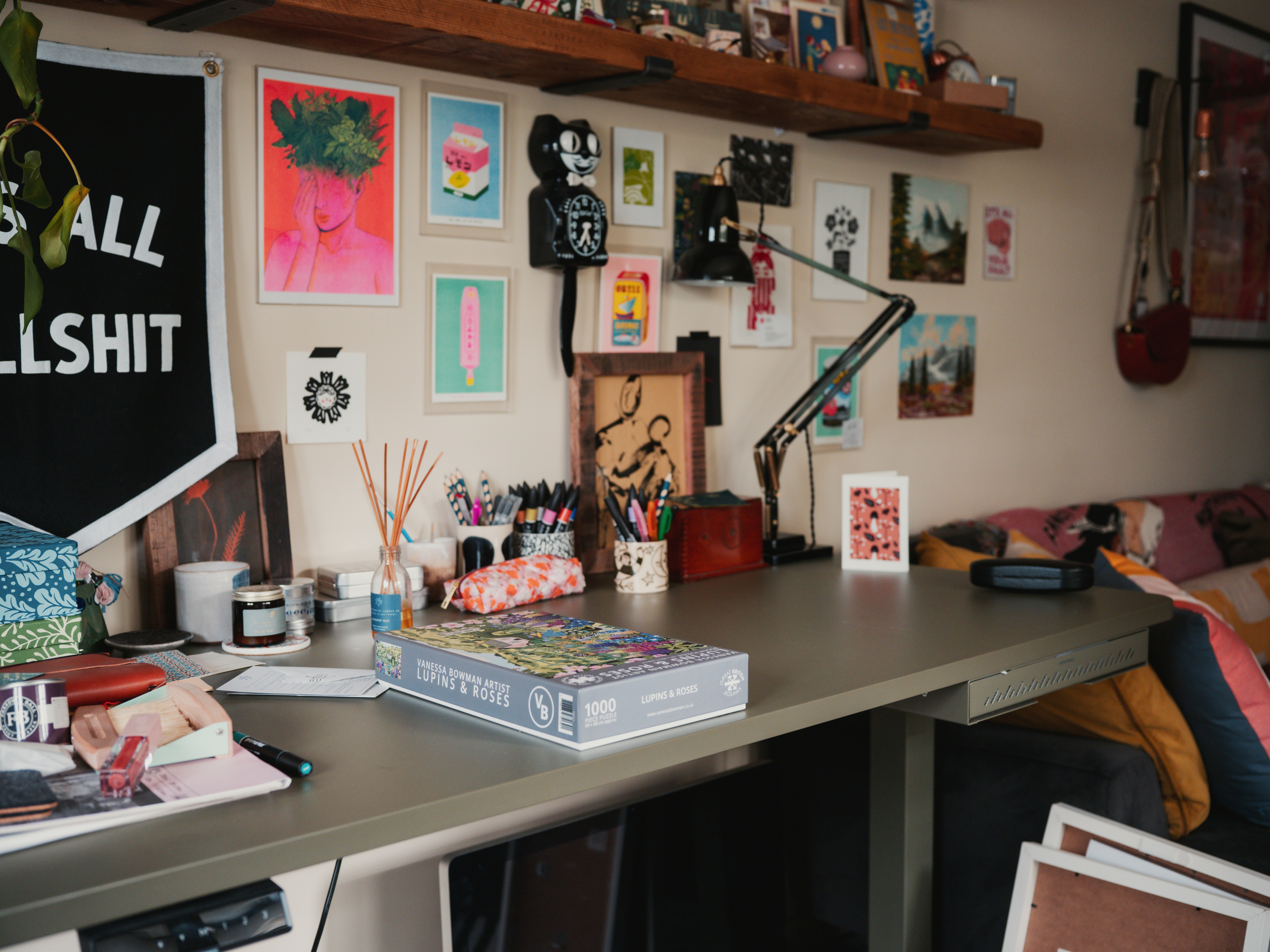 Espace créatif avec matériel artistique