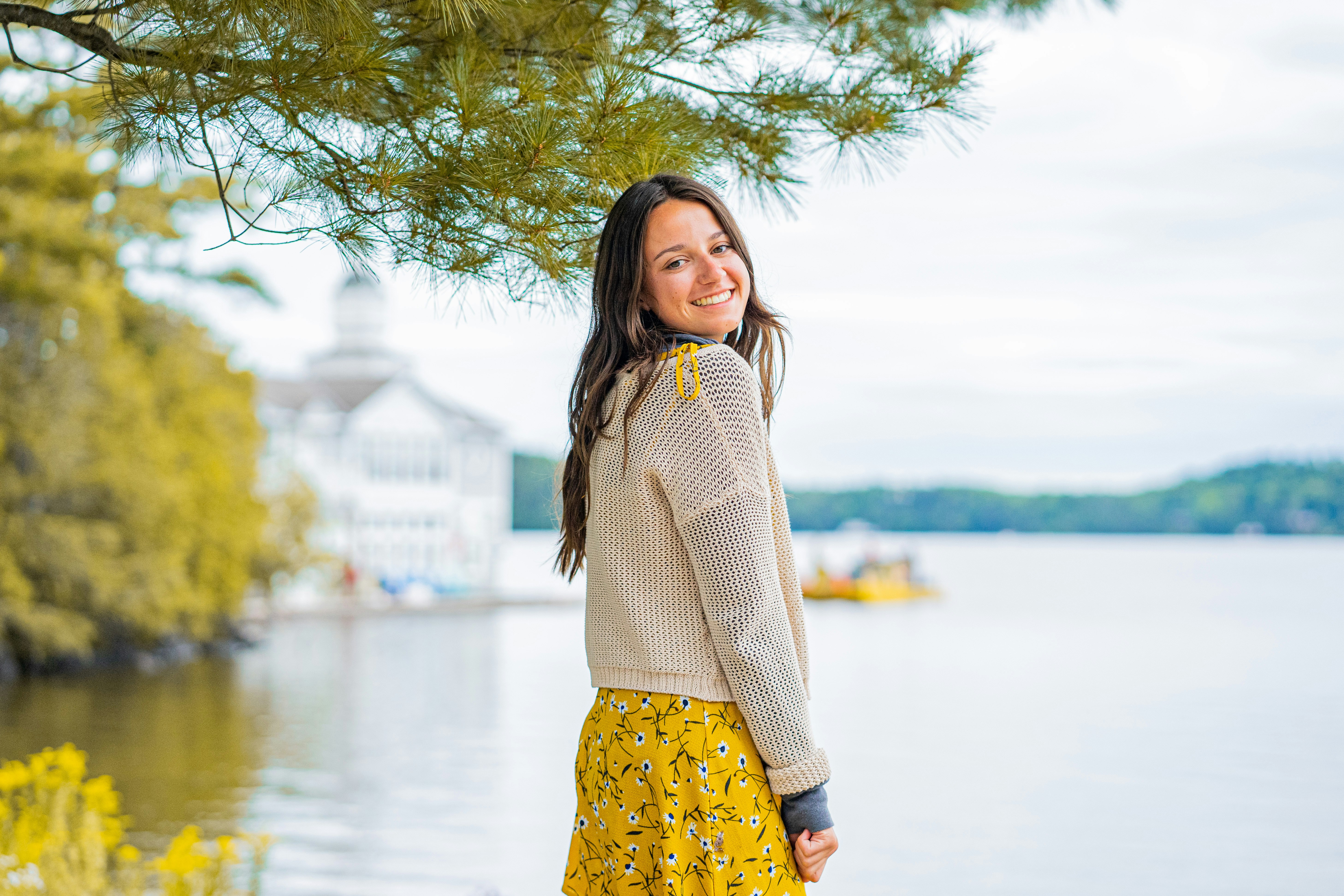 Femme en pull au bord du lac - Photo gratuite sur Unsplash