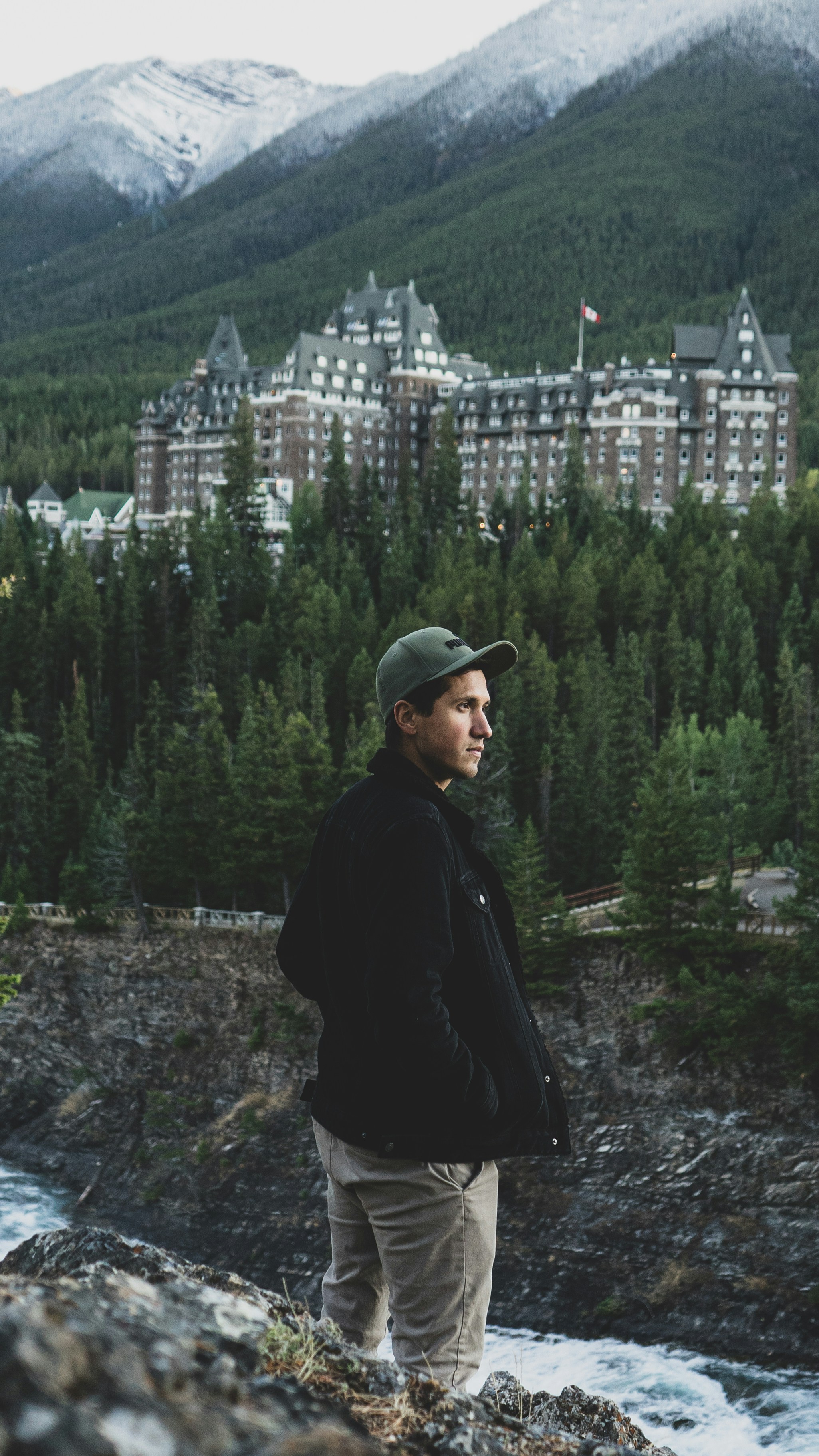 Hombre con vistas al hotel Fairmont Banff Springs - Foto gratuita en ...