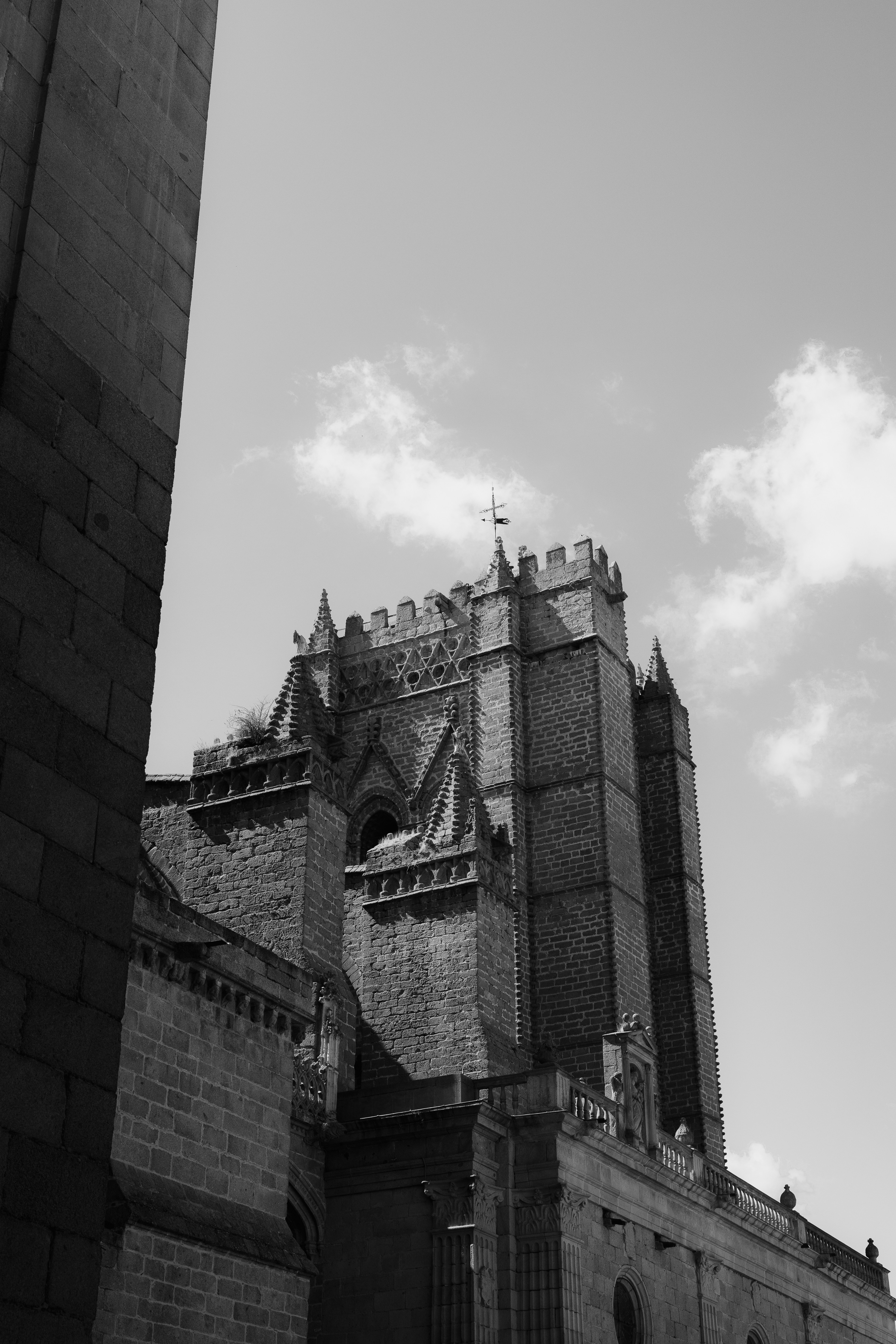 Torre de la catedral con arquitectura gótica - Foto gratuita en Unsplash