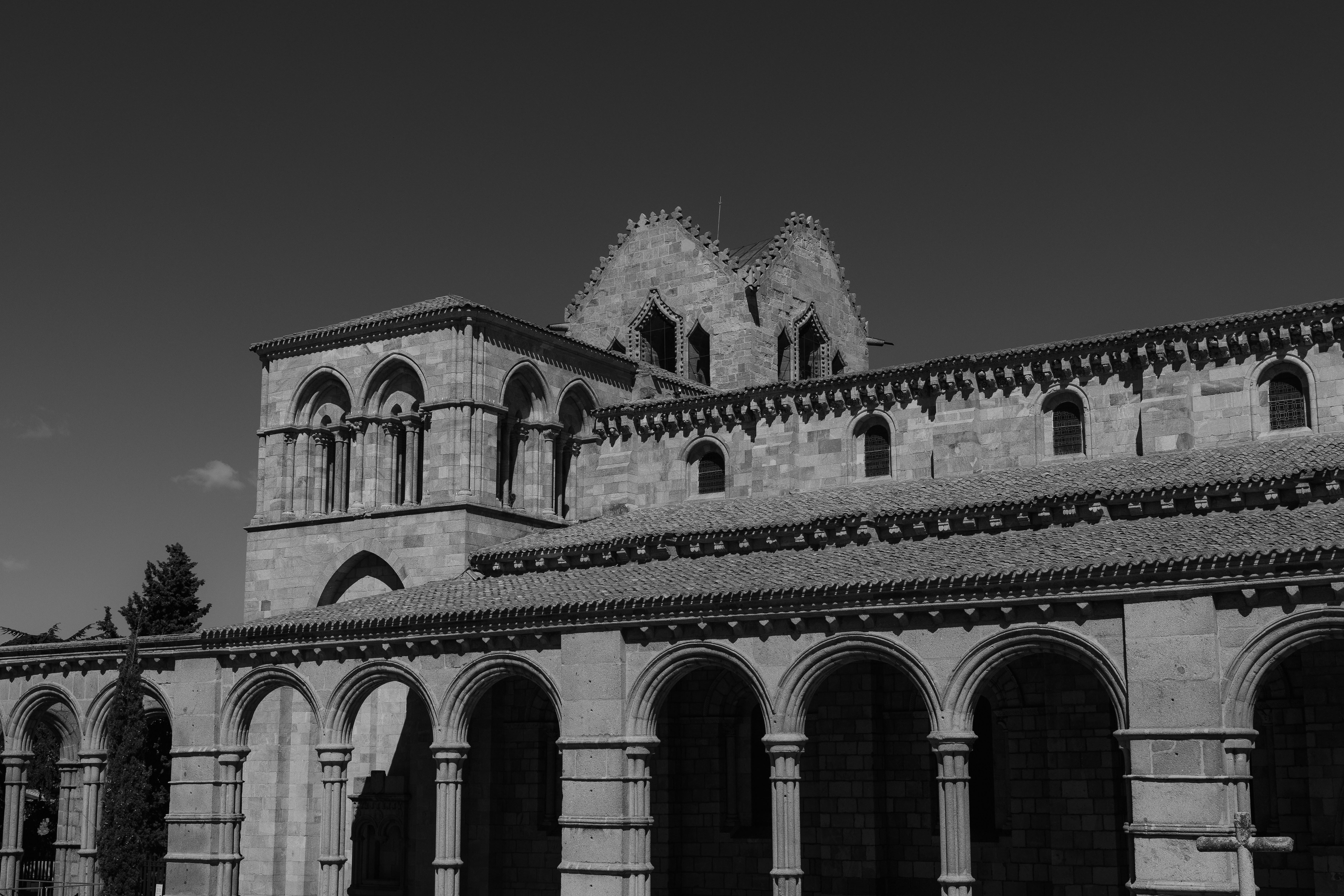 Iglesia románica de piedra con columnatas arqueadas - Foto gratuita en ...