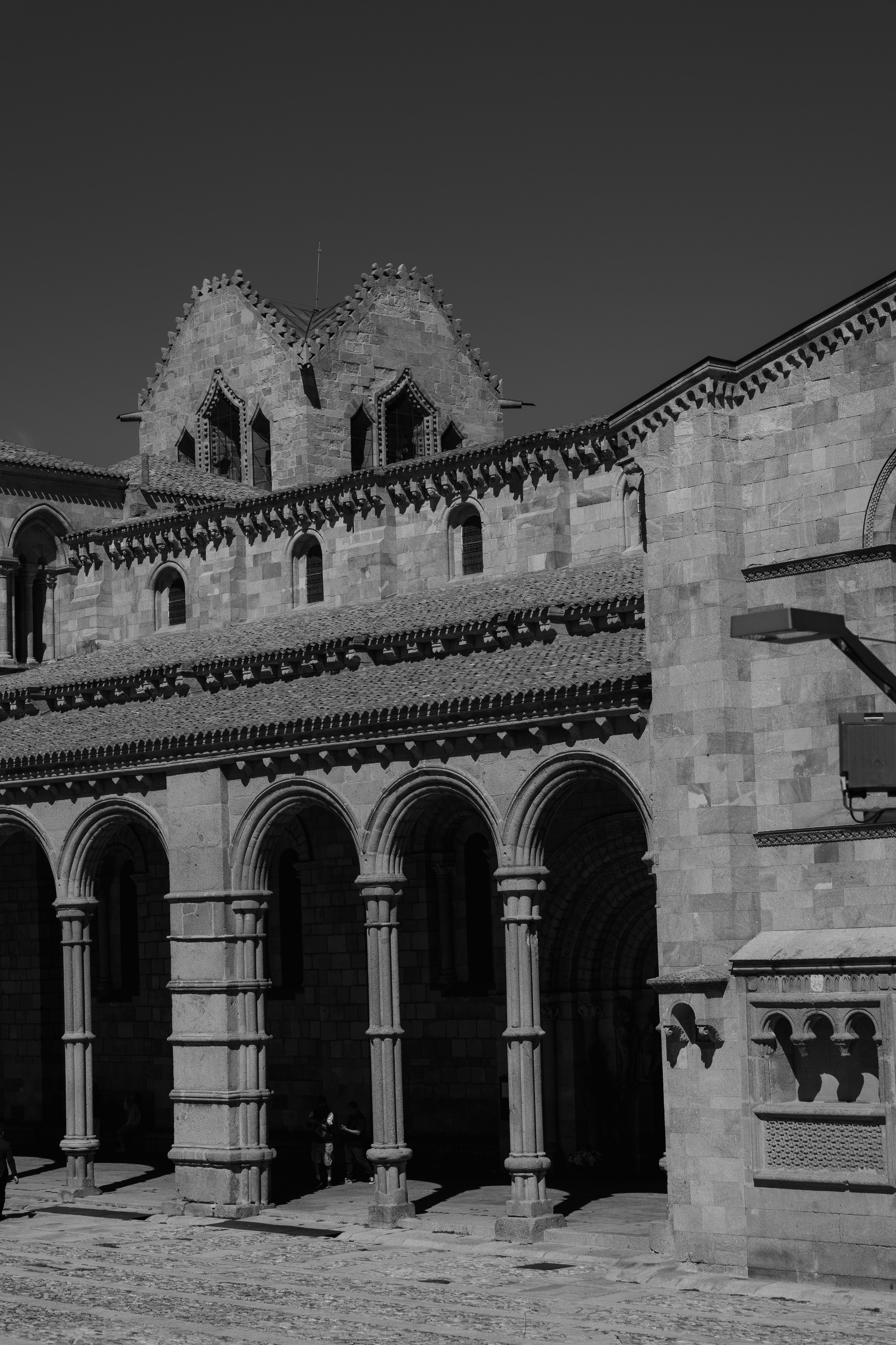 Iglesia románica de piedra con columnatas arqueadas - Foto gratuita en ...