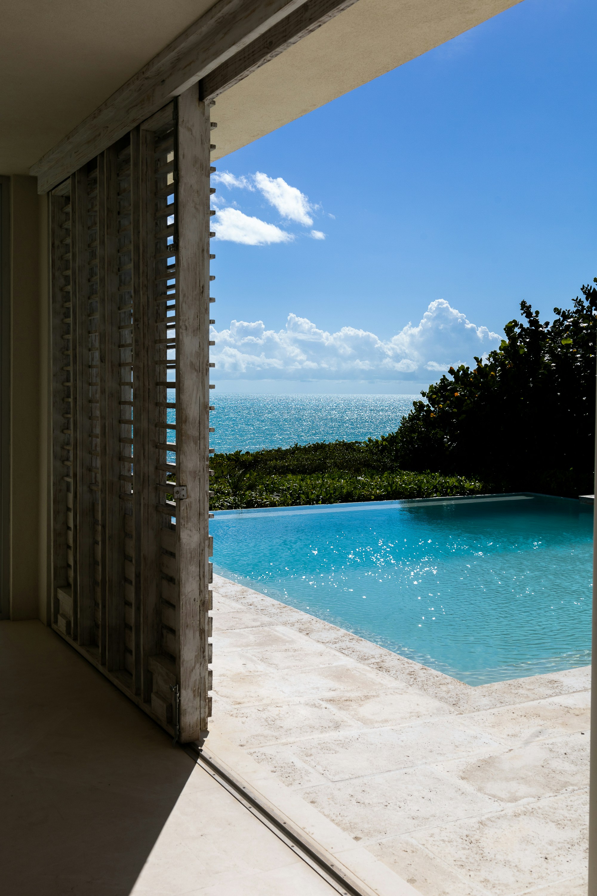 Piscina con vistas al océano azul - Foto gratuita en Unsplash