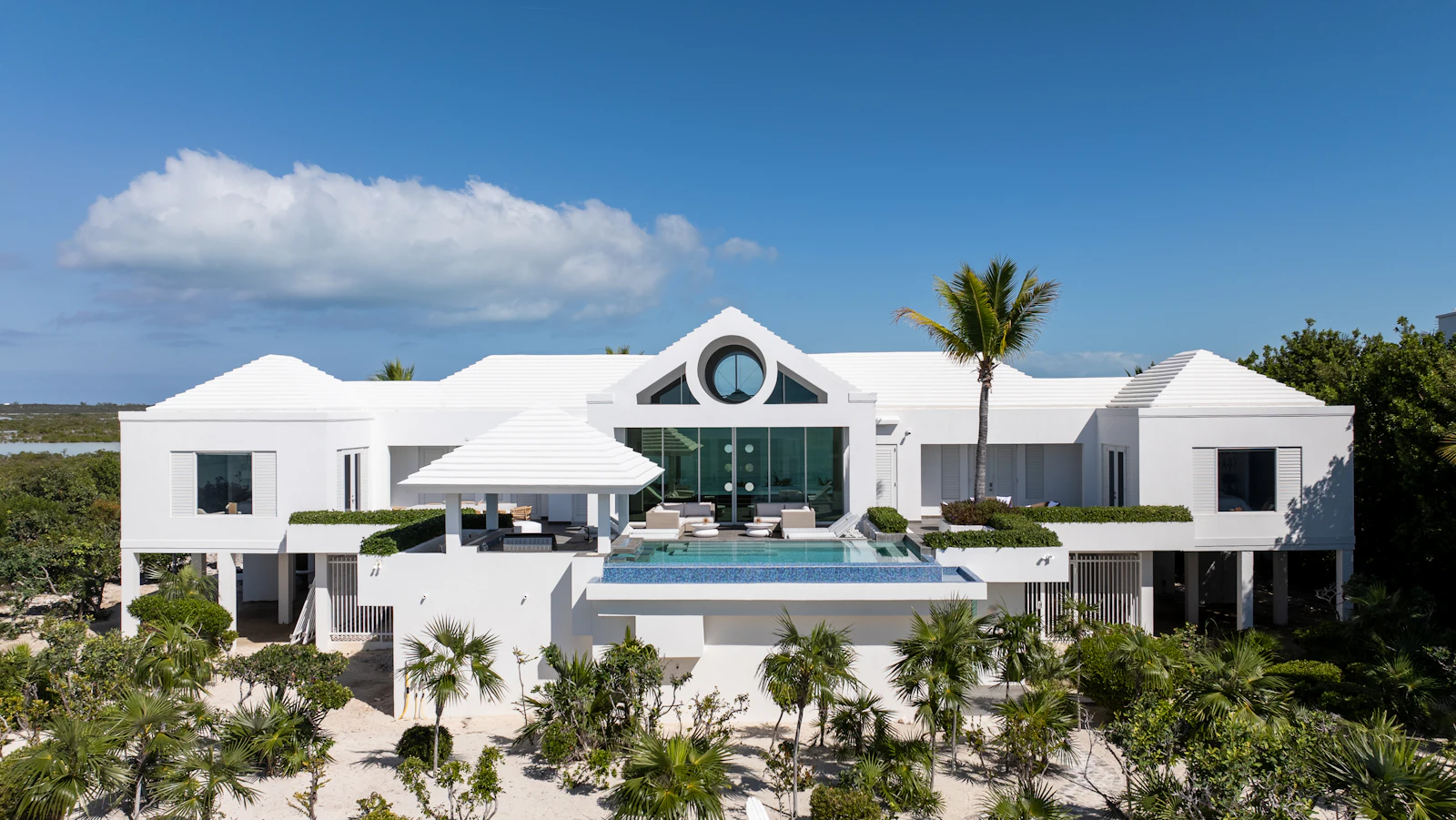 Casa moderna de praia com piscina e palmeiras (foto ilustrativa)