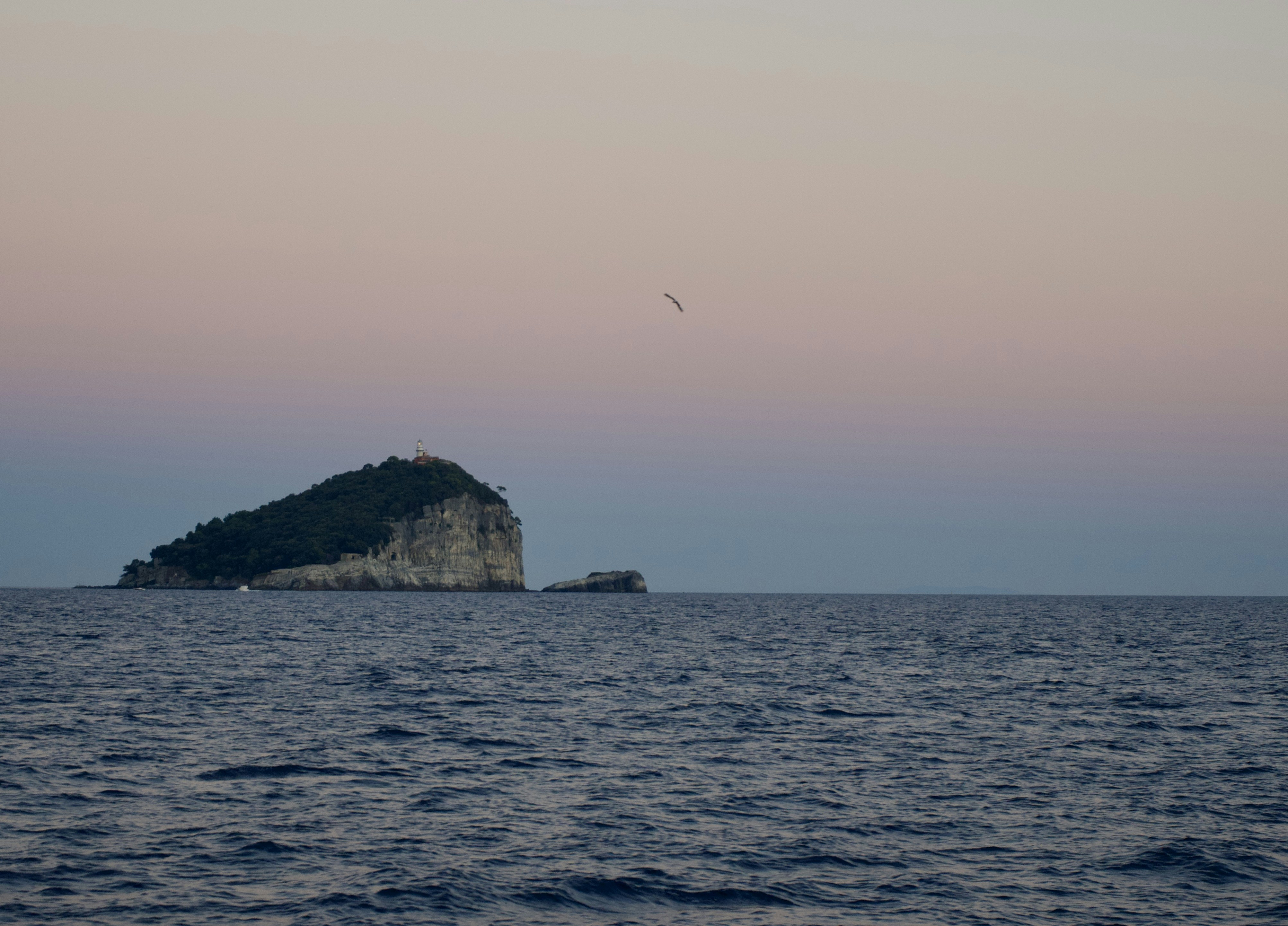 Isla Rocosa con faro en el mar - Foto gratuita en Unsplash