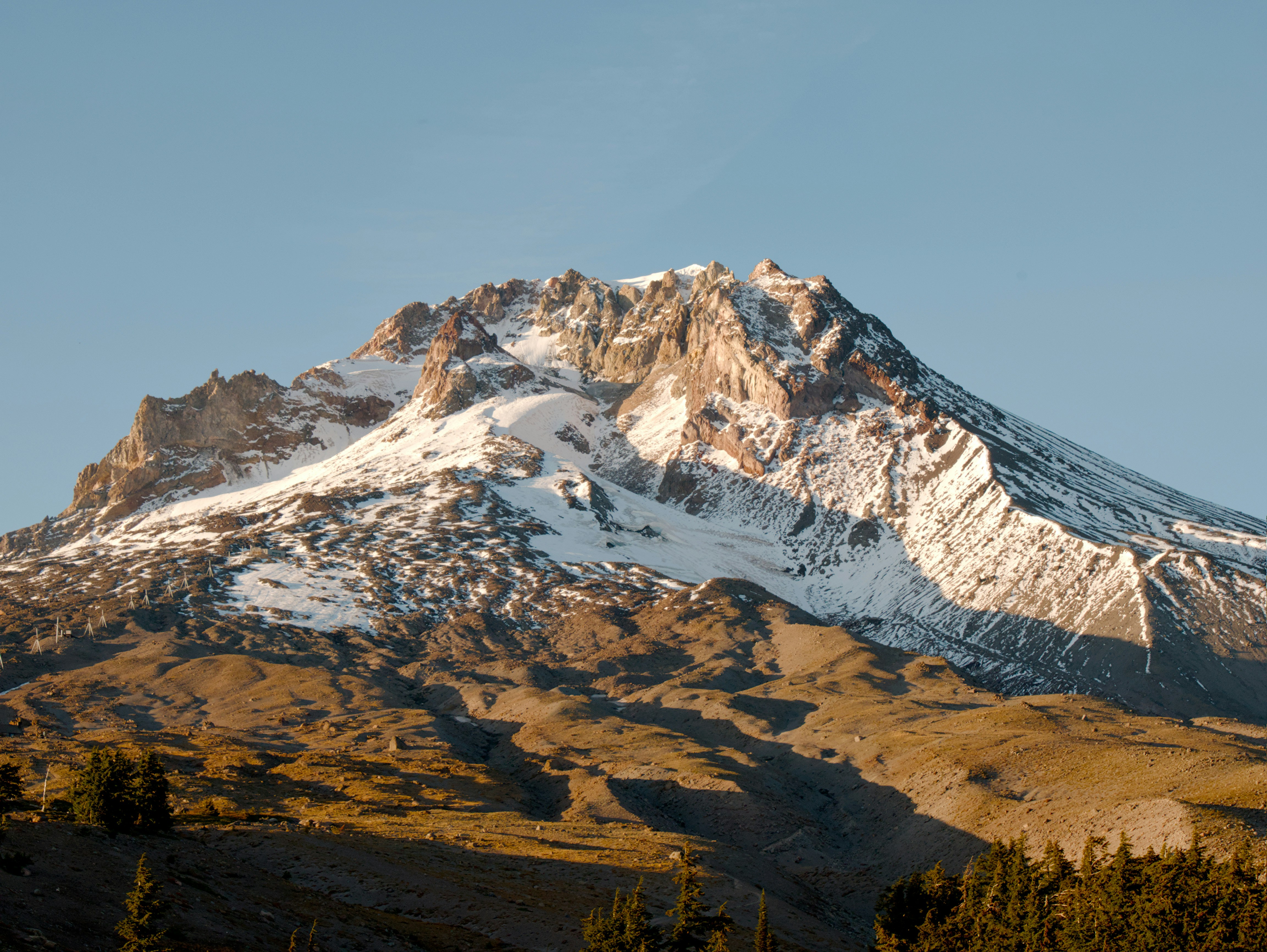 Pico montañoso nevado en Golden Hour - Foto gratuita en Unsplash