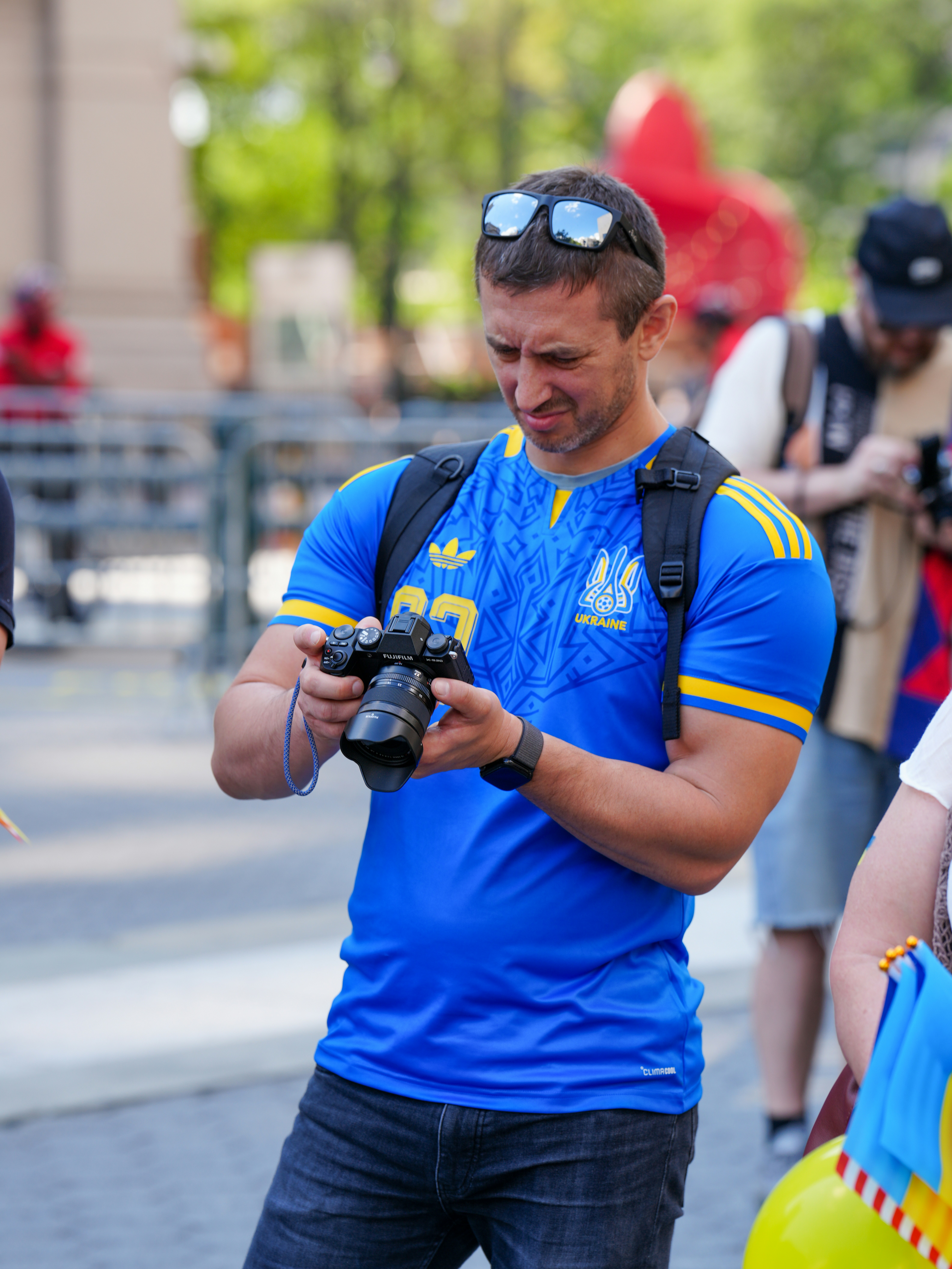 Homme qui examine des photos avec un appareil photo numérique - Photo ...