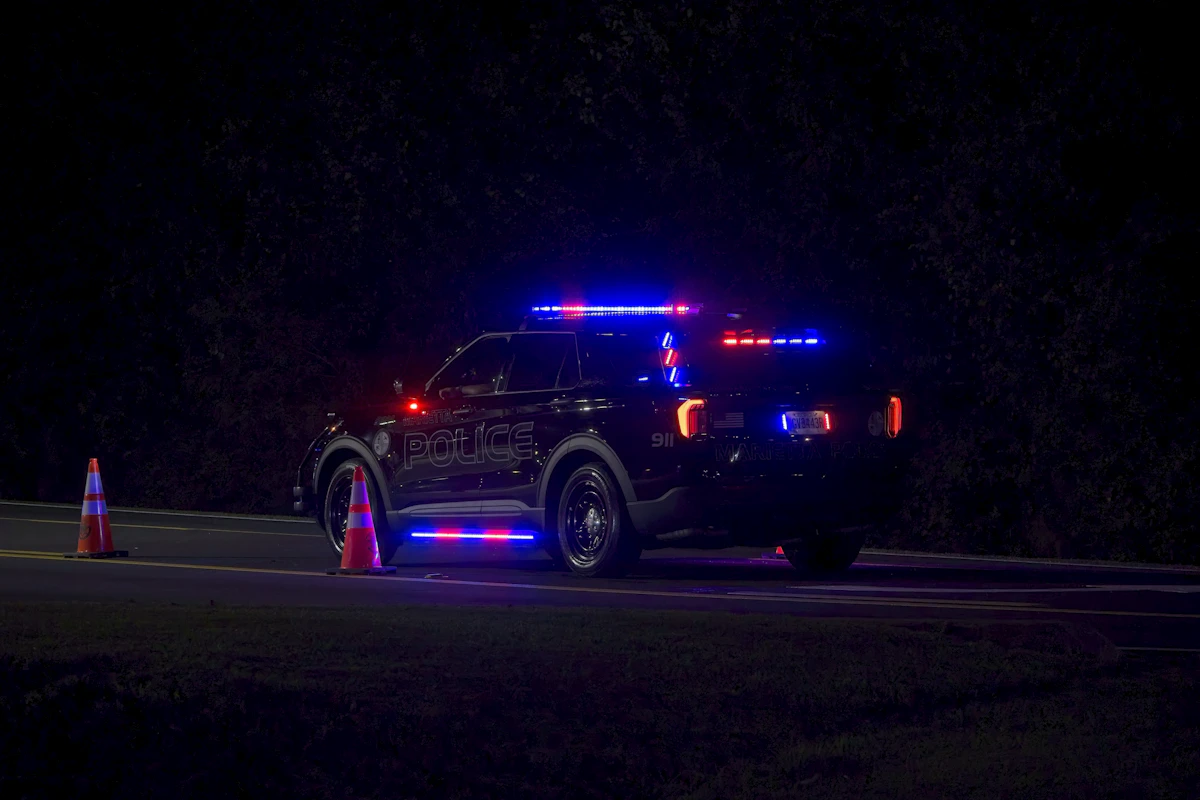 Kendaraan polisi dengan lampu darurat menyala.