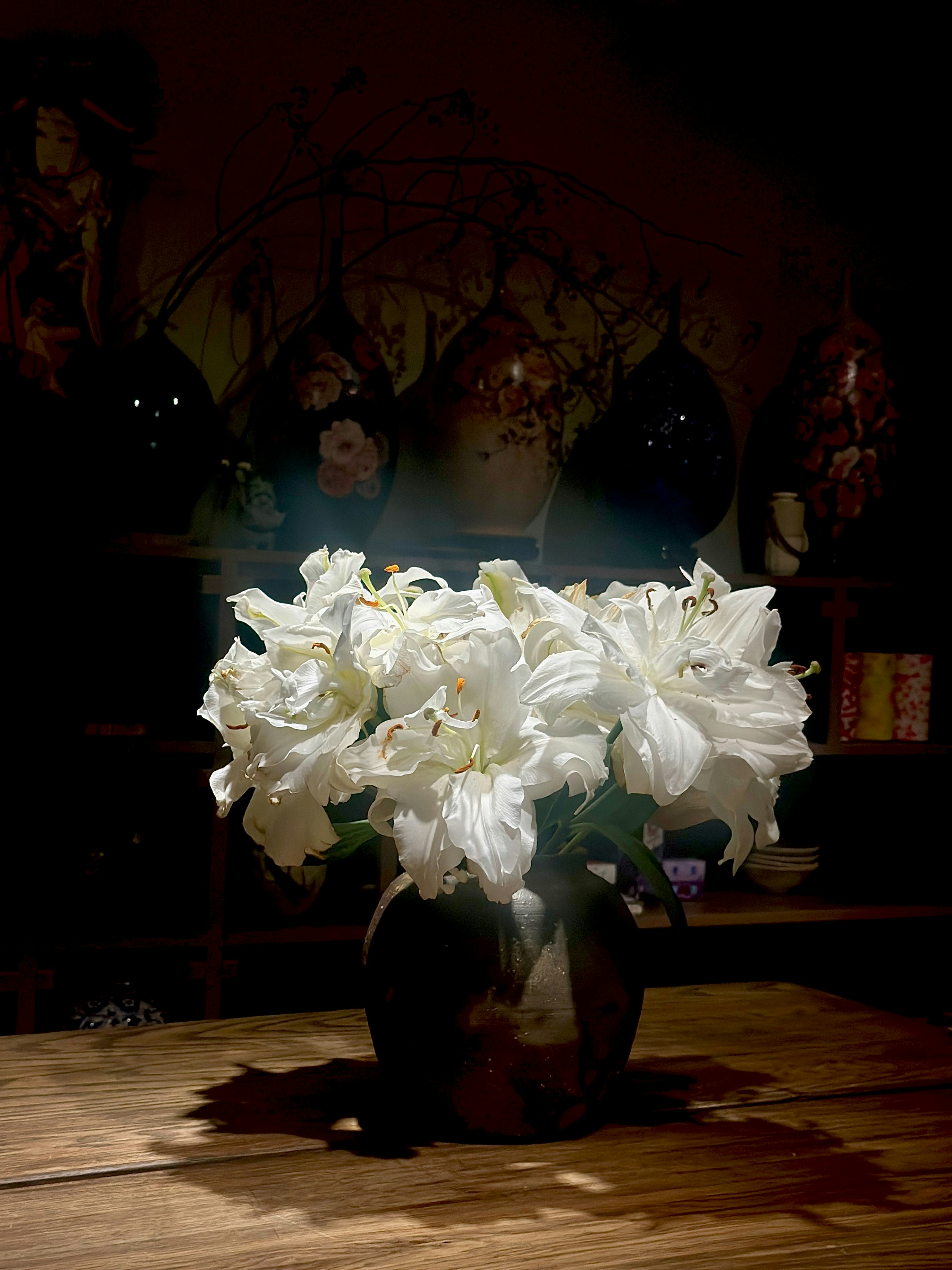 White lilies in vase on table - Free Photo on Unsplash