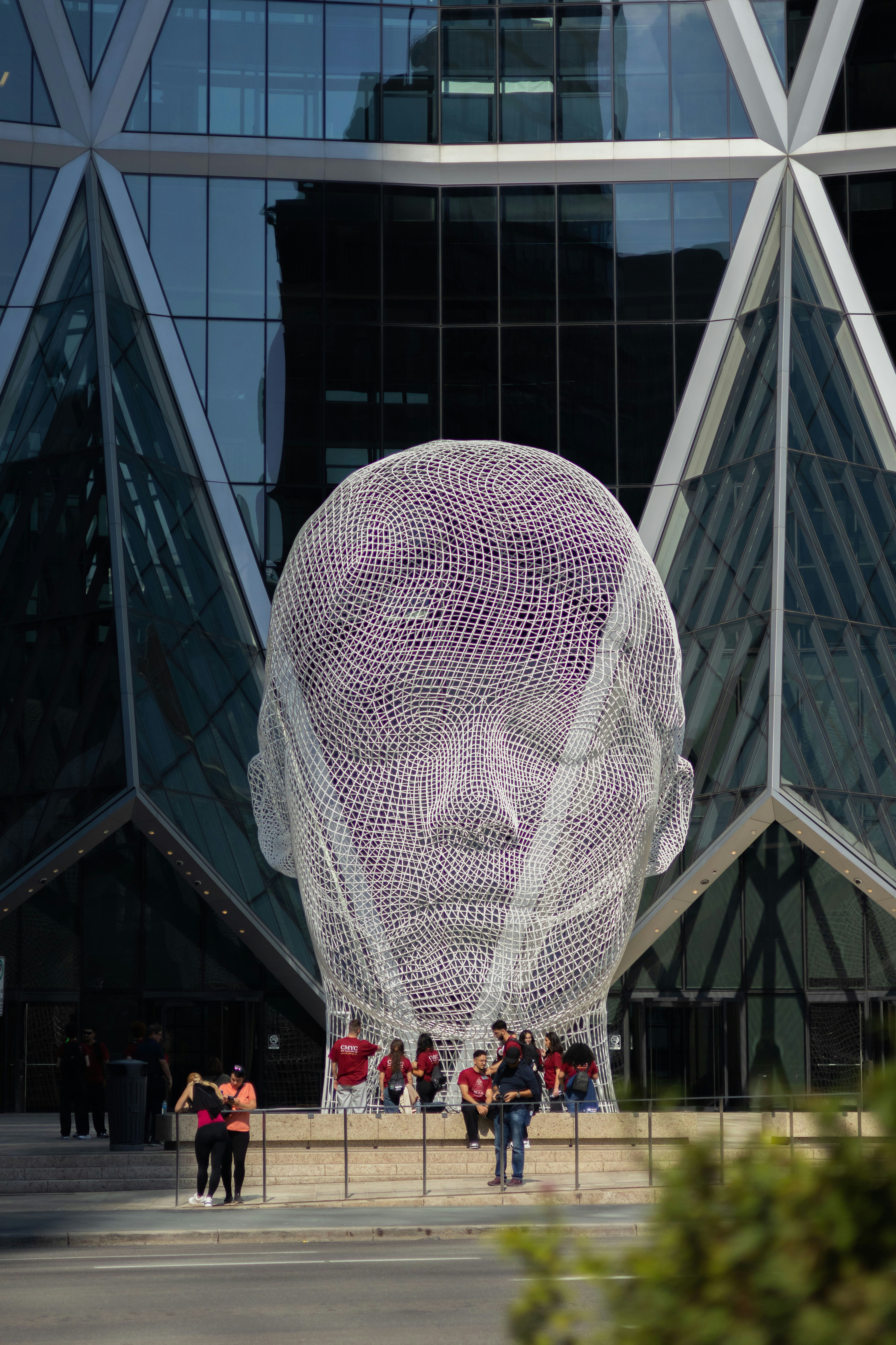Wire mesh head sculpture at building - Free Photo on Unsplash