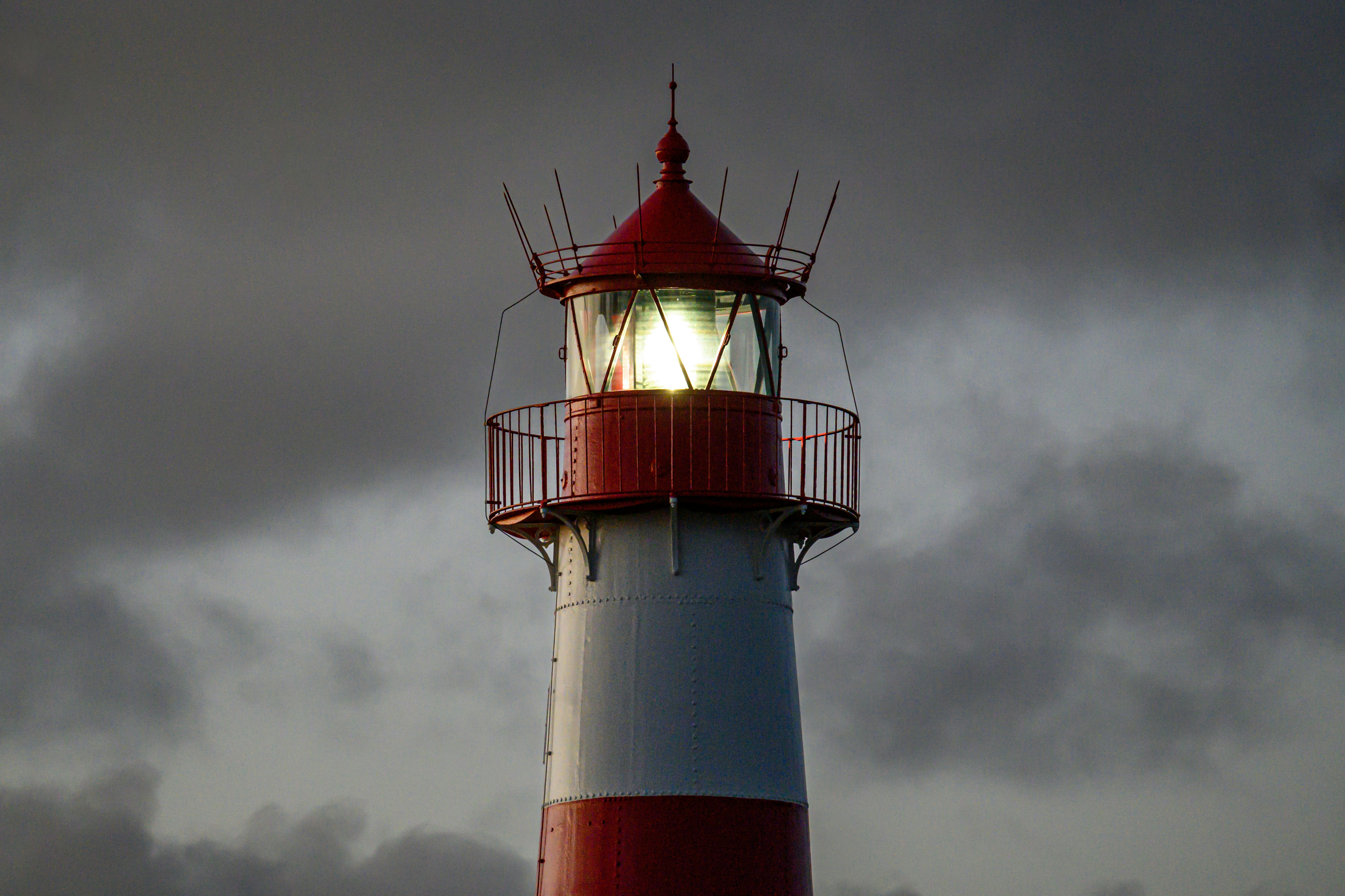 Phare avec lanterne lumineuse contre les nuages - Photo gratuite sur ...