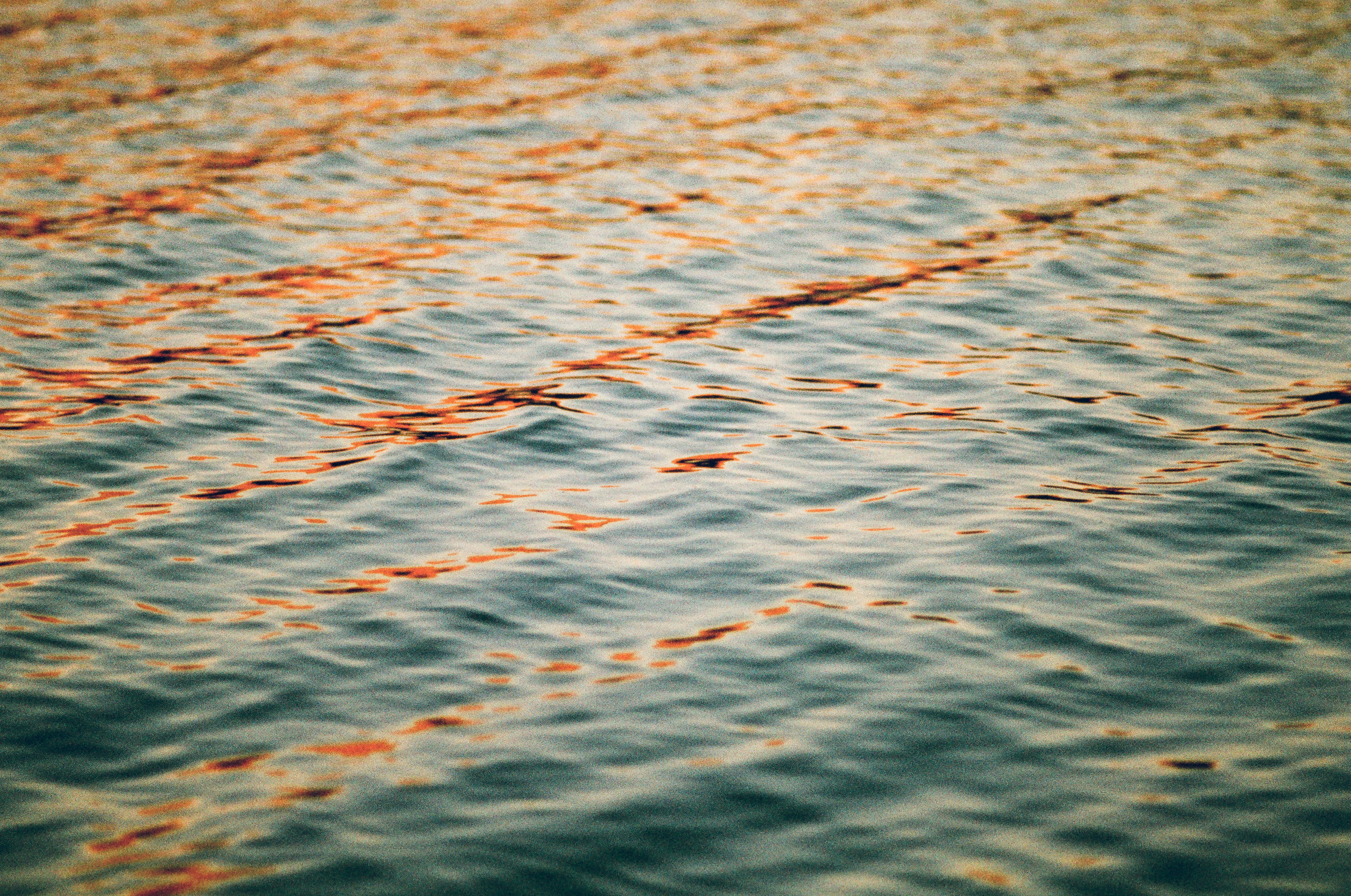 Une eau bleue ondulante avec des reflets orange - Photo gratuite sur ...