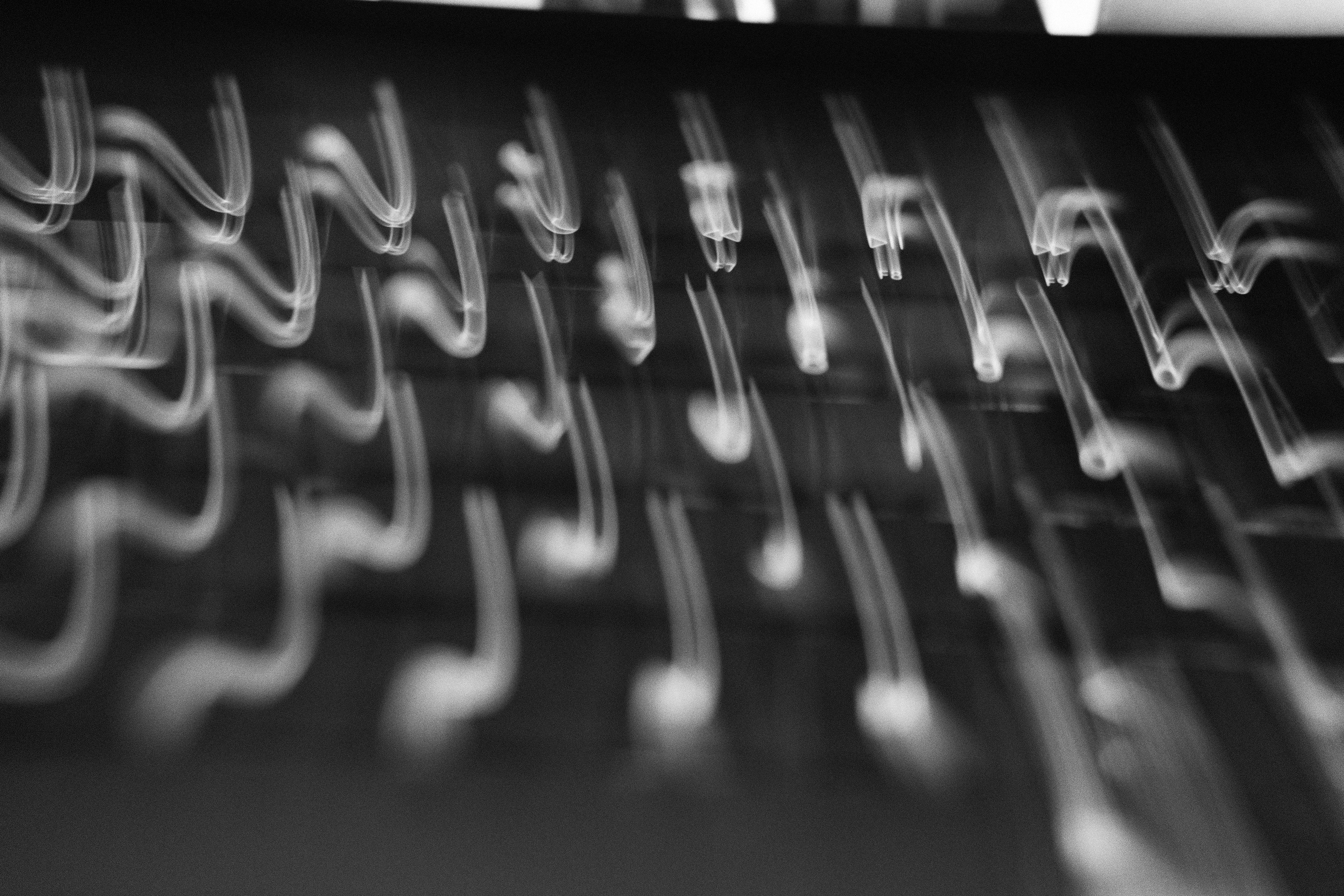 Uma longa exposição em preto e branco das teclas borradas do teclado do computador