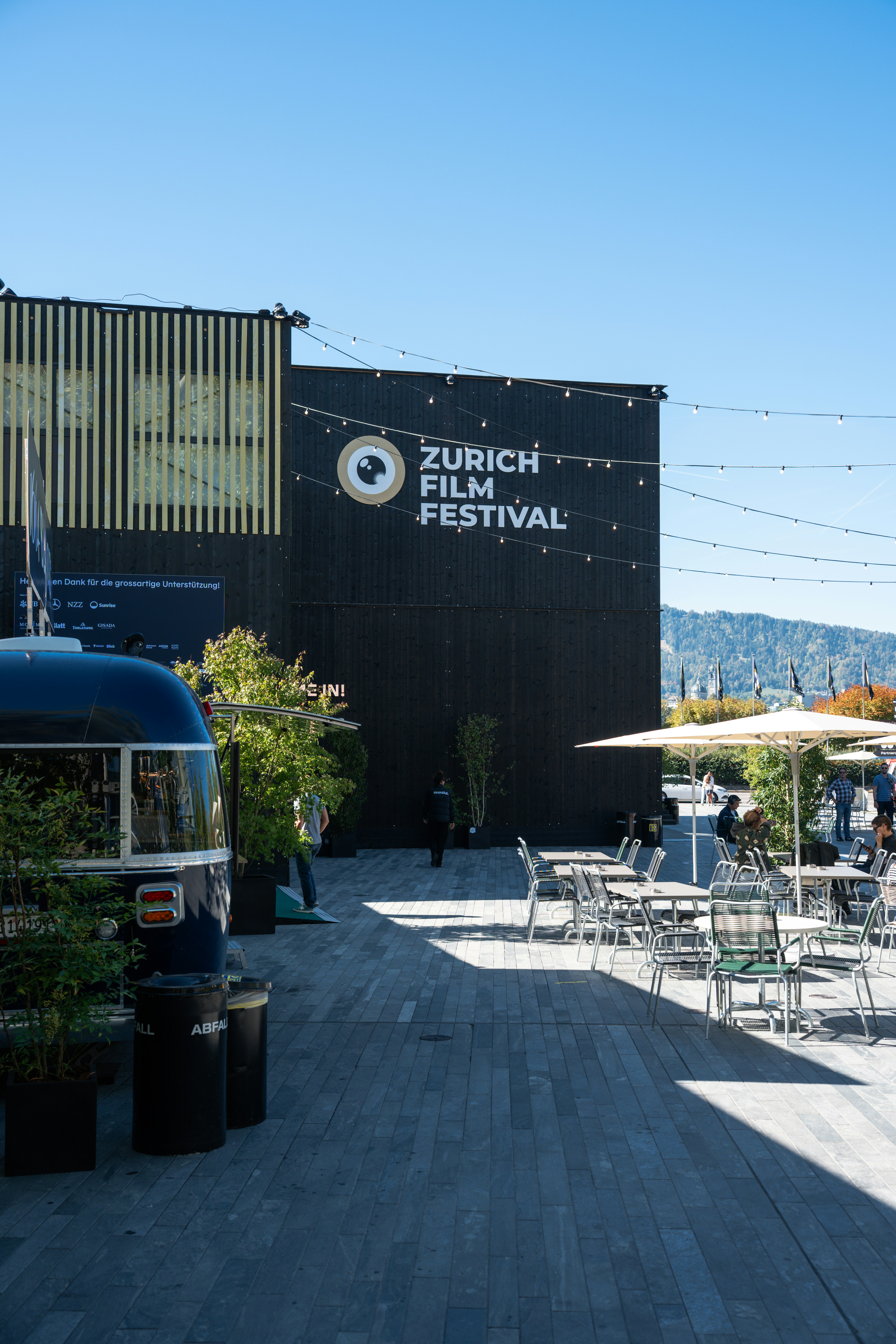 Espace salon extérieur avec tables et chaises au Festival du film de Zurich