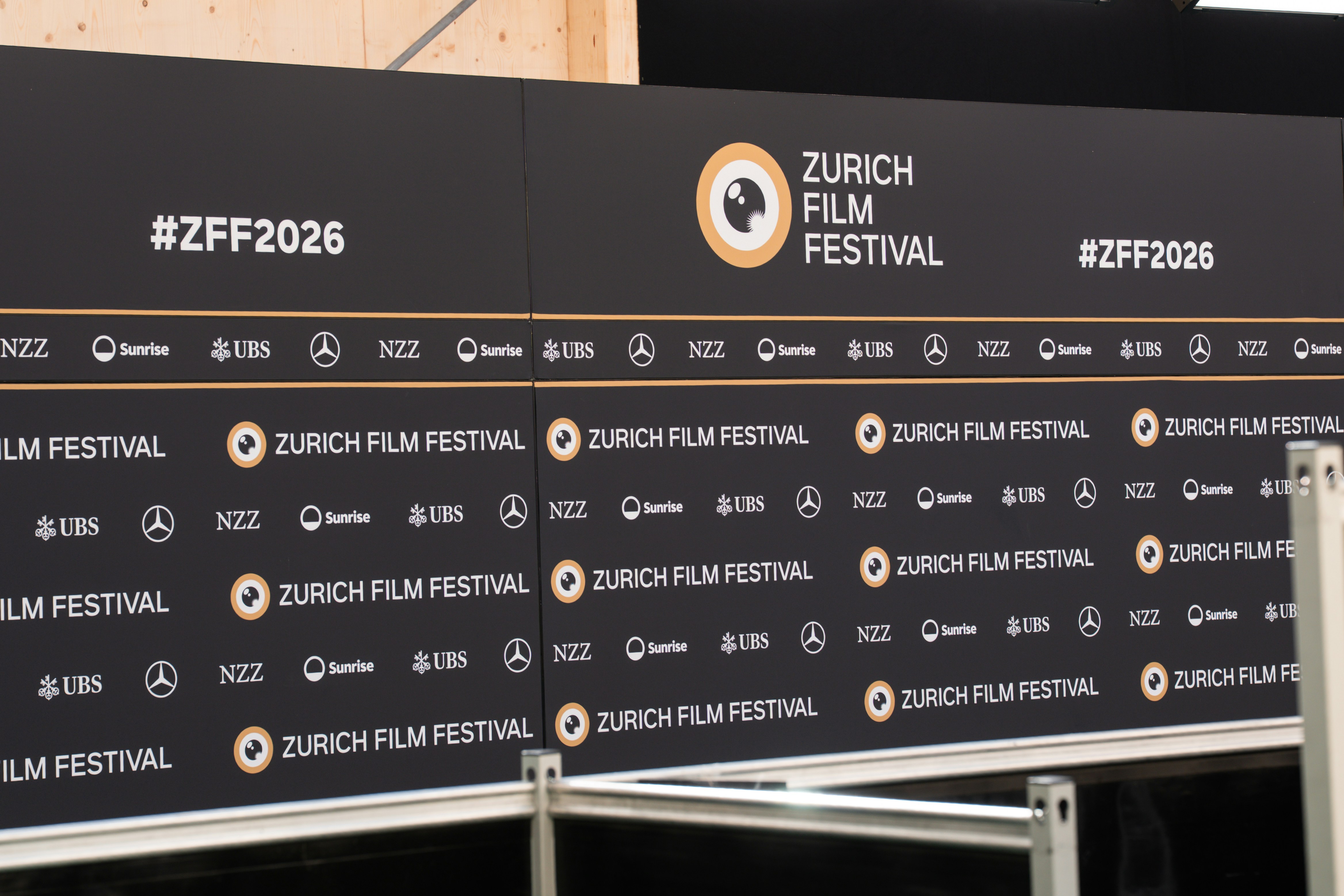 Un pas noir et un décor répété pour le Festival du film de Zurich avec des logos de sponsors